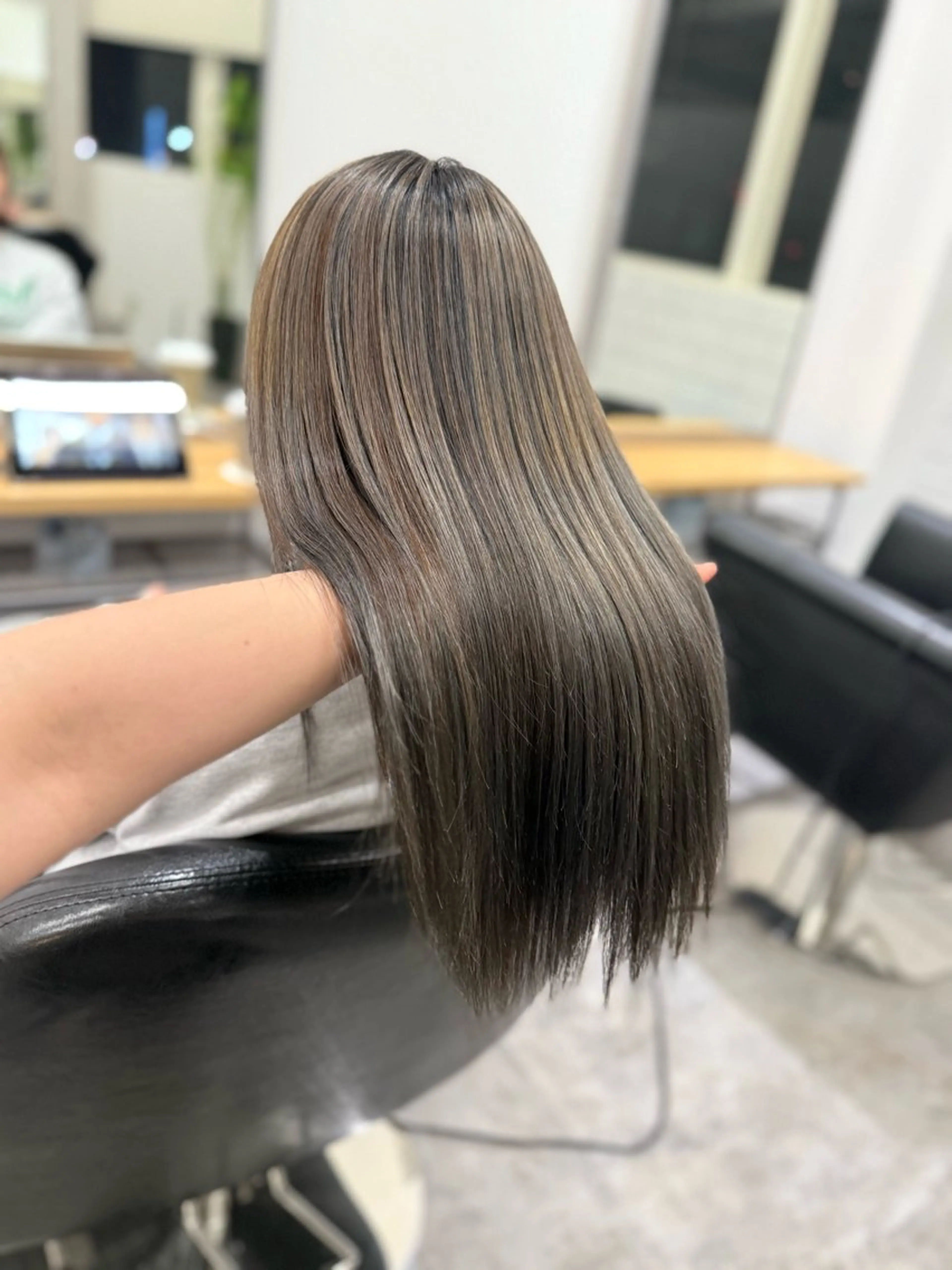 ロング 白髪ぼかし 👒堀江・ヨンスクのヘアスタイル