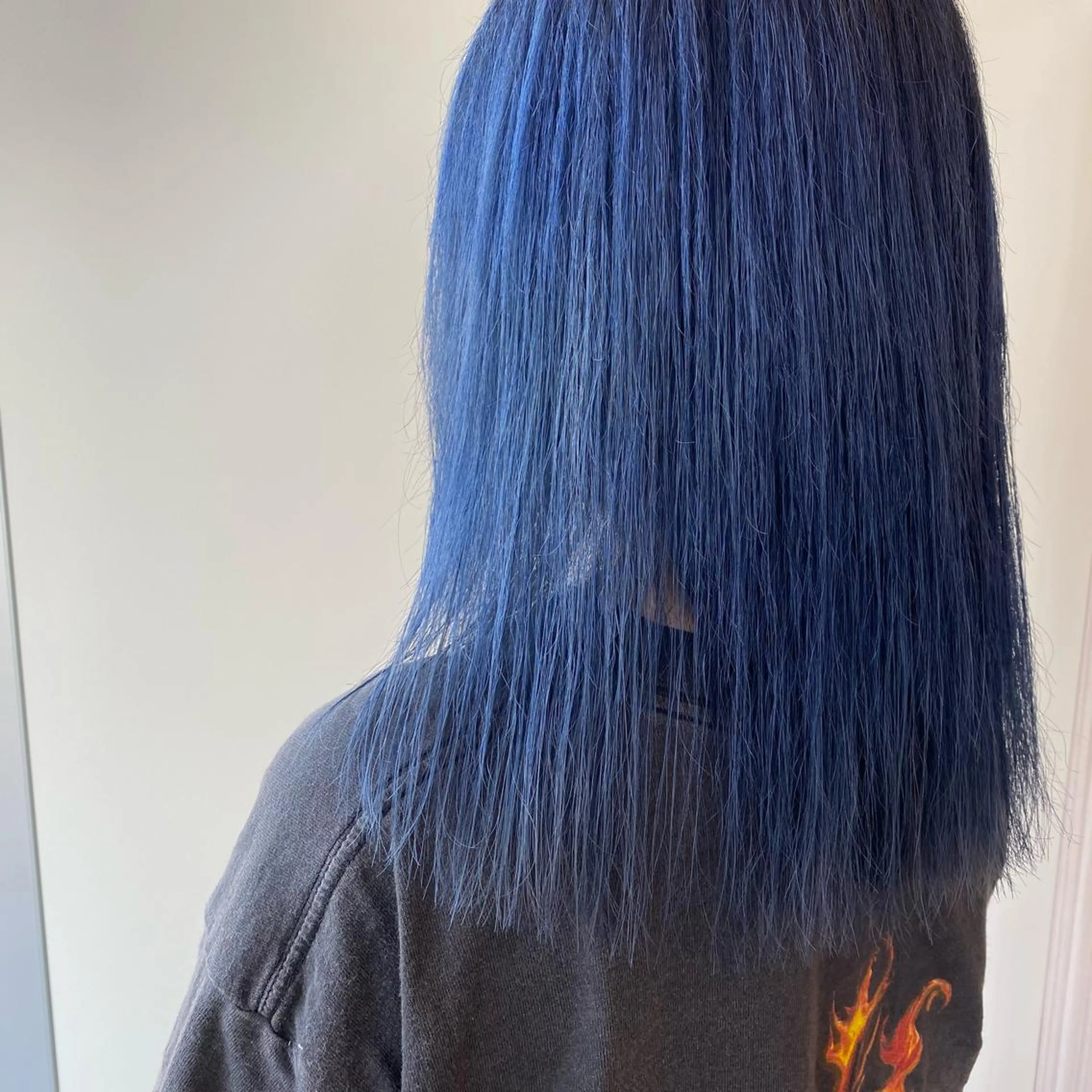 ロング カラー 黒髪 ブリーチ ブルーカラー ブルーブラック カット ヘアカラー トリートメント アクイールグラッセ 滝村鈴夏のヘアスタイル