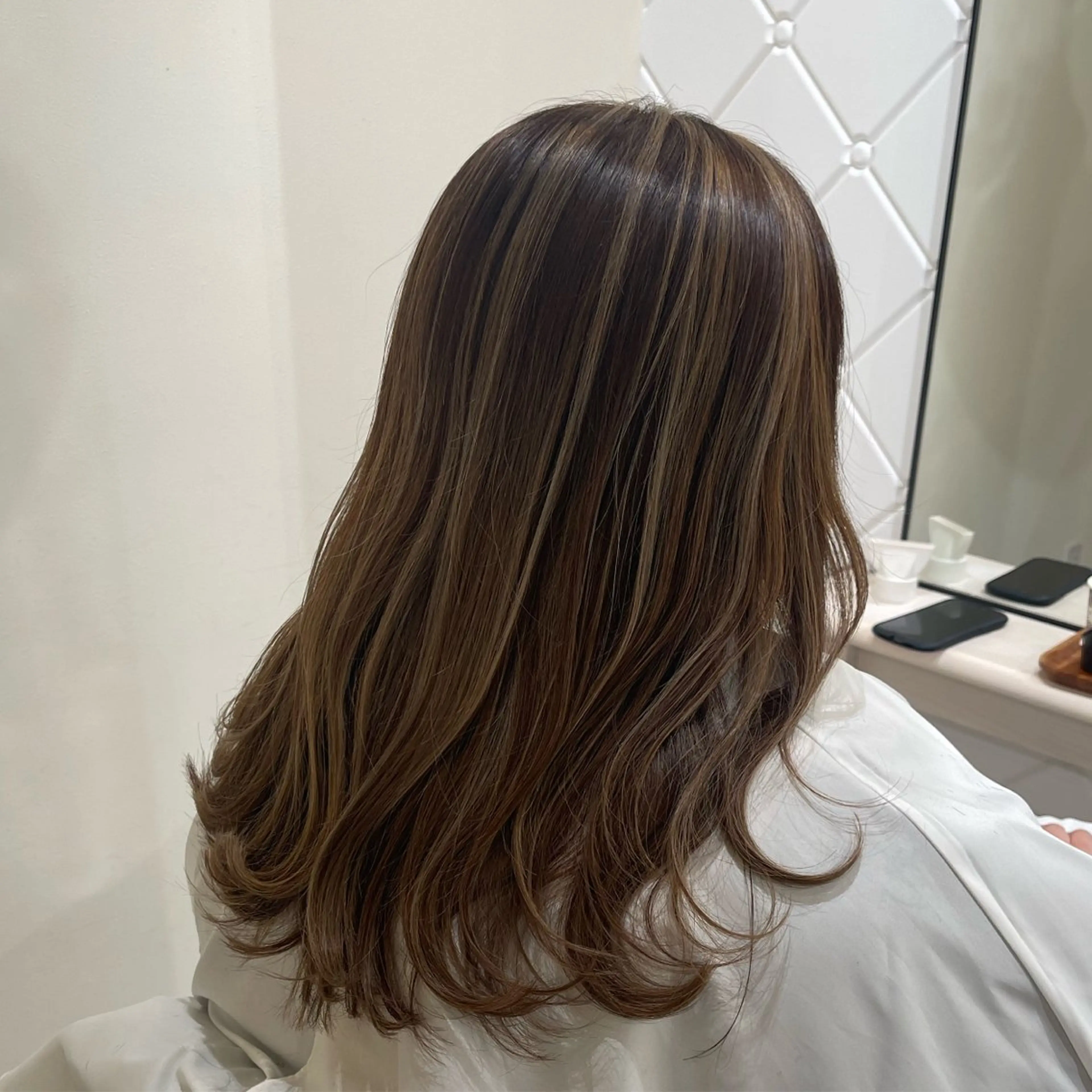 セミロング カラー 濱田輝レイヤー 韓国風 ハイトーンのヘアスタイル