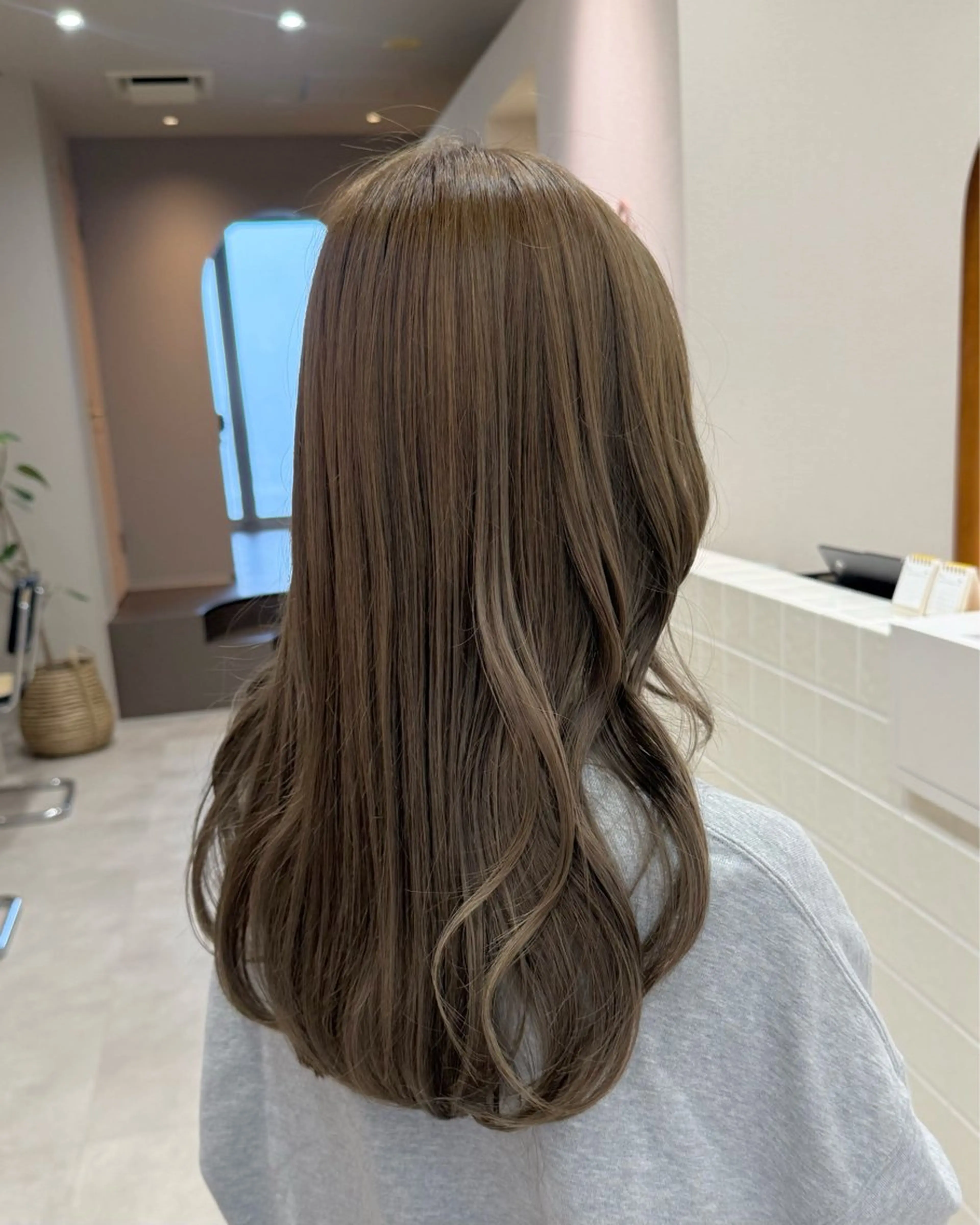 ロング カラー ベージュカラー ブリーチ ブリーチなしカラー オリーブベージュ MIYU透明感カラー ブリーチなしWカラーのヘアスタイル