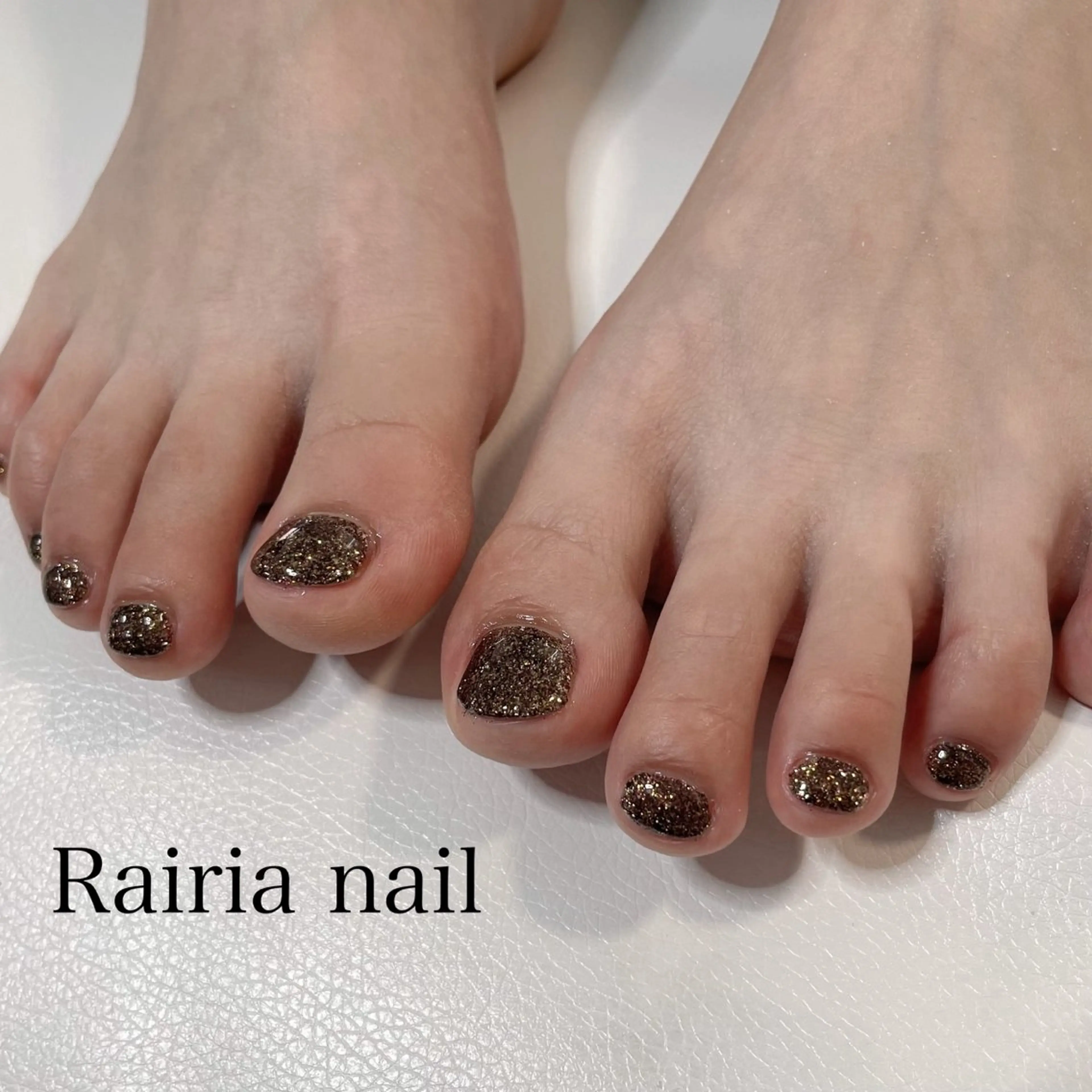 ネイル フットネイル ジェルネイル ゴールド ラメ(グリッター) ワンカラーネイル Rairia MONEのネイルデザイン