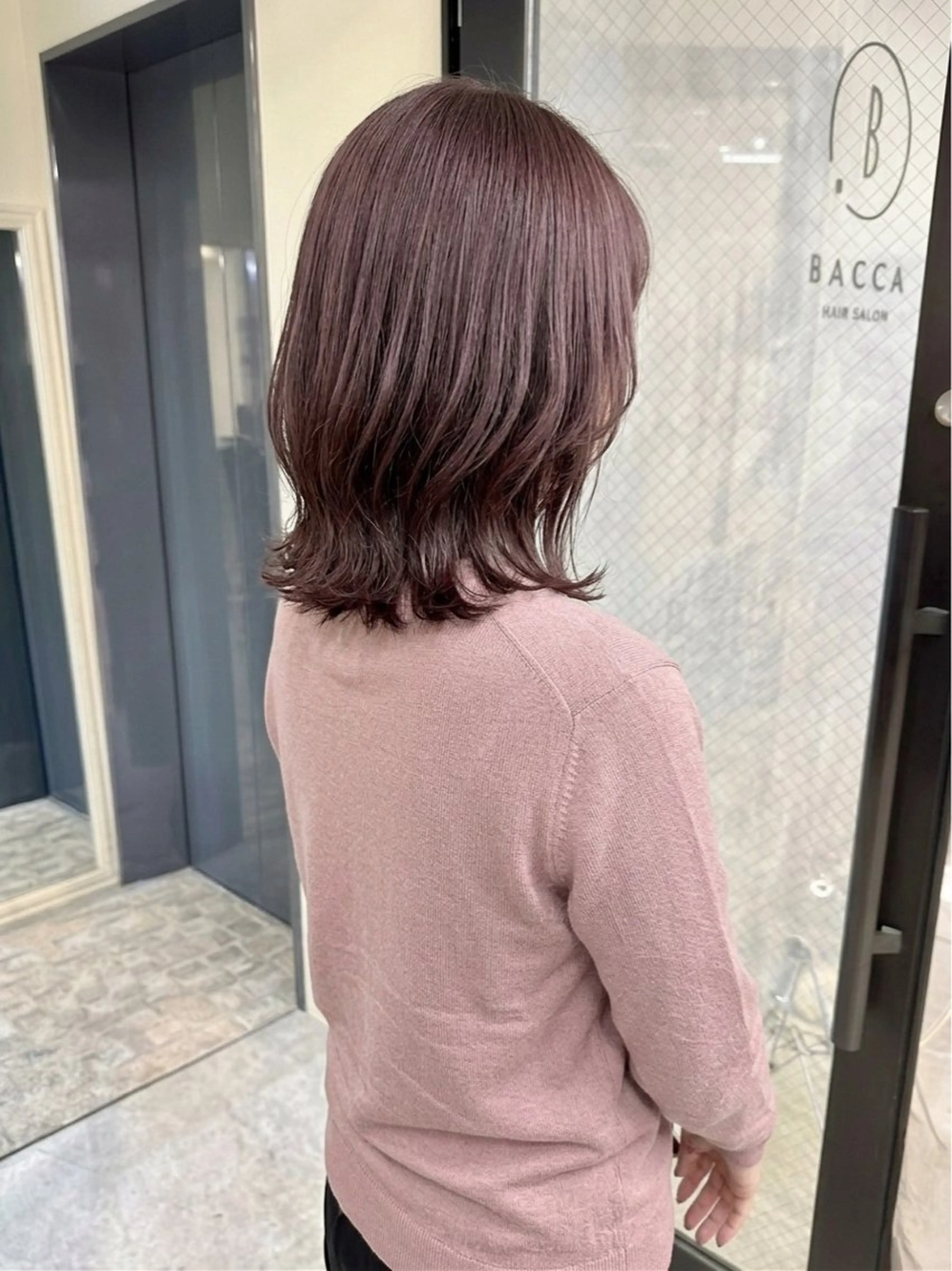 ミディアム カラー カシス ピンクカラー 桜木町 2分 ミセスショートのヘアスタイル