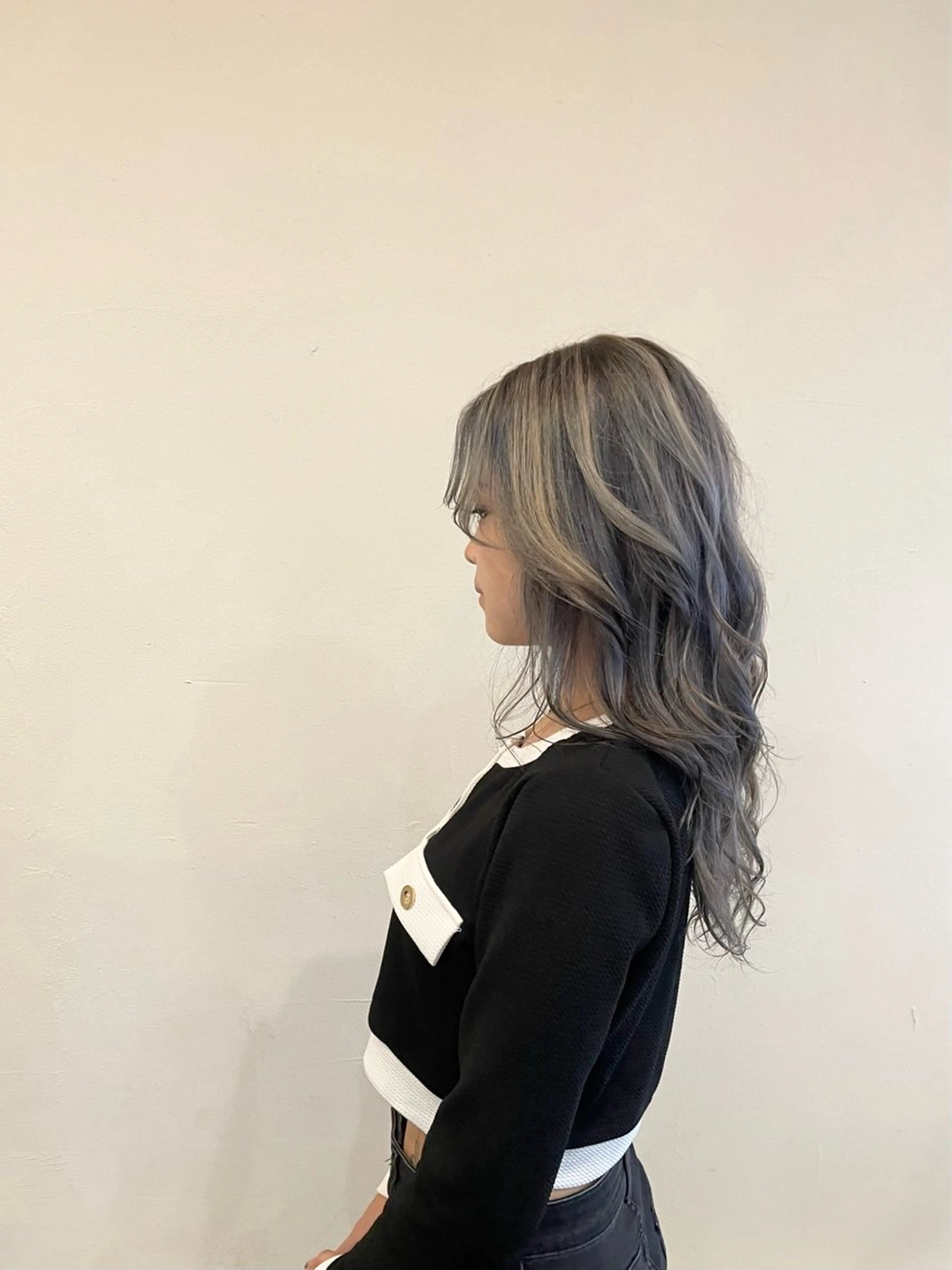 ロング カラー ブリーチ 透明感カラー ハイライトカラー シルバー ハイライト カット ヘアカラー Hair make VERDA所属・富永 憲一郎のヘアスタイル