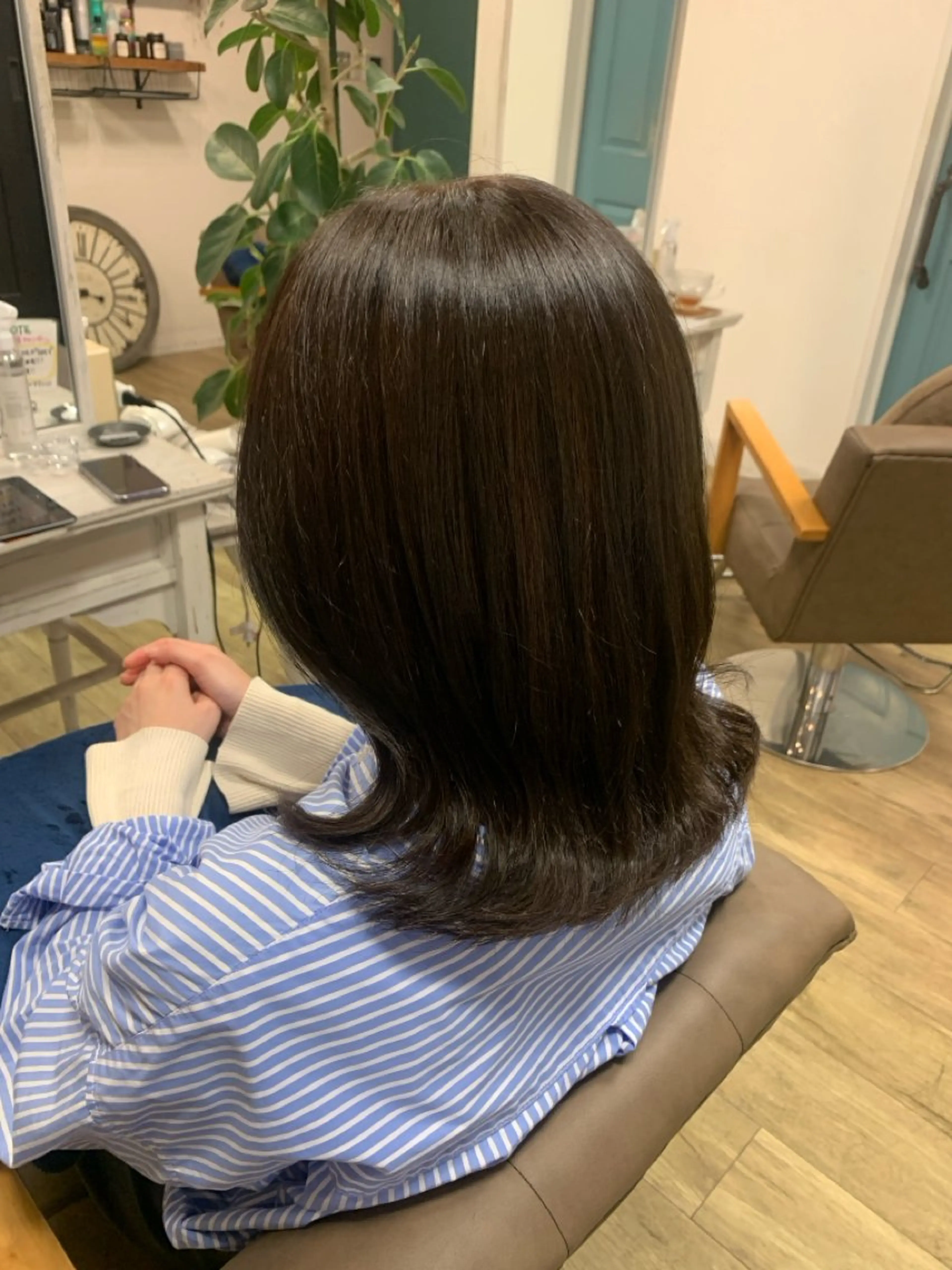 セミロング くびれヘア 外ハネヘア 安藤 あおいのヘアスタイル