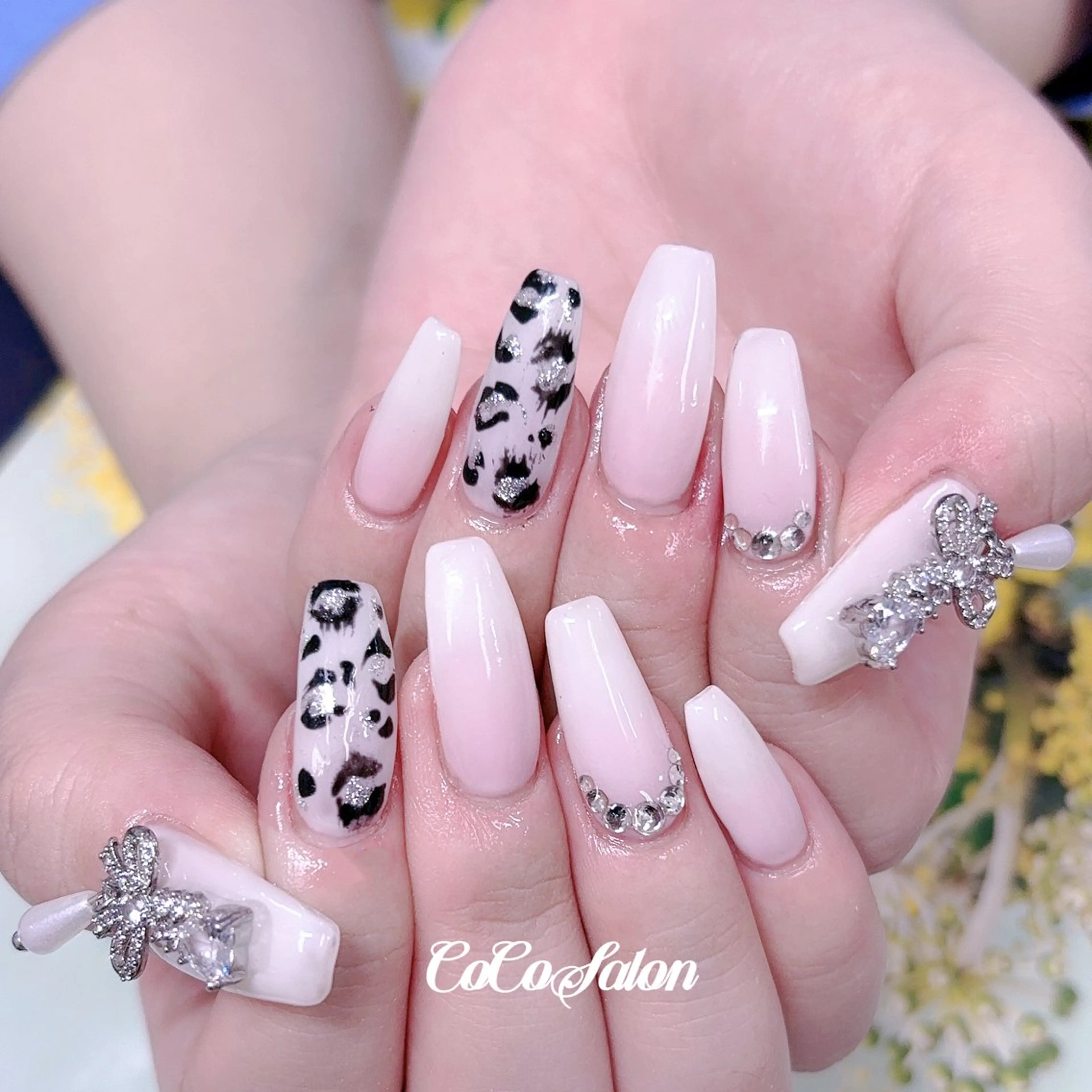 ネイル アニマル柄 ジェルネイル グラデーション キラキラネイル オフィスネイル ハンドネイル CoCoSalon ネイル/まつ毛予約のネイルデザイン