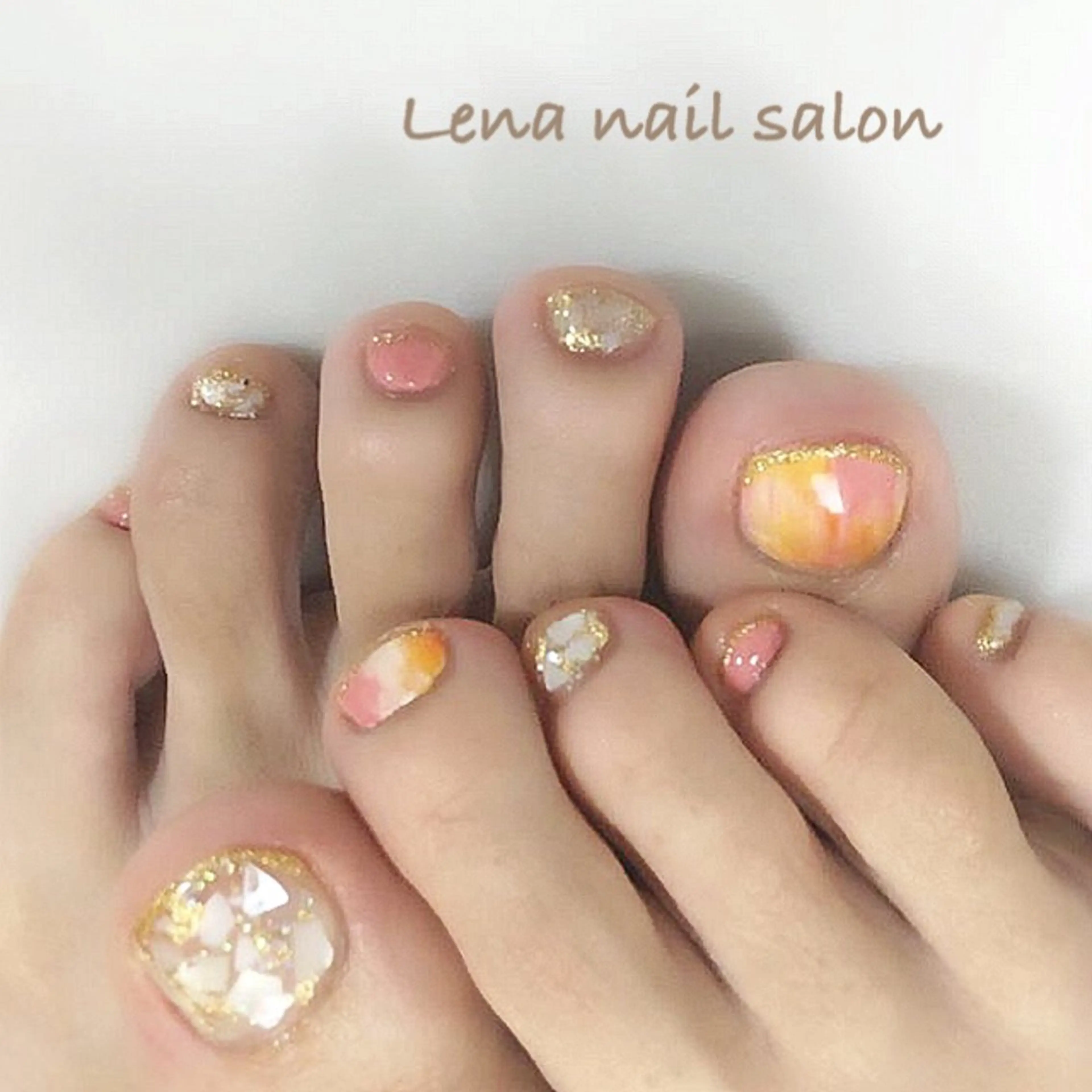 ネイル フットネイル ピンク ホワイト 黄色 フットネイル 自爪育成ネイルケア Lena  nailのネイルデザイン