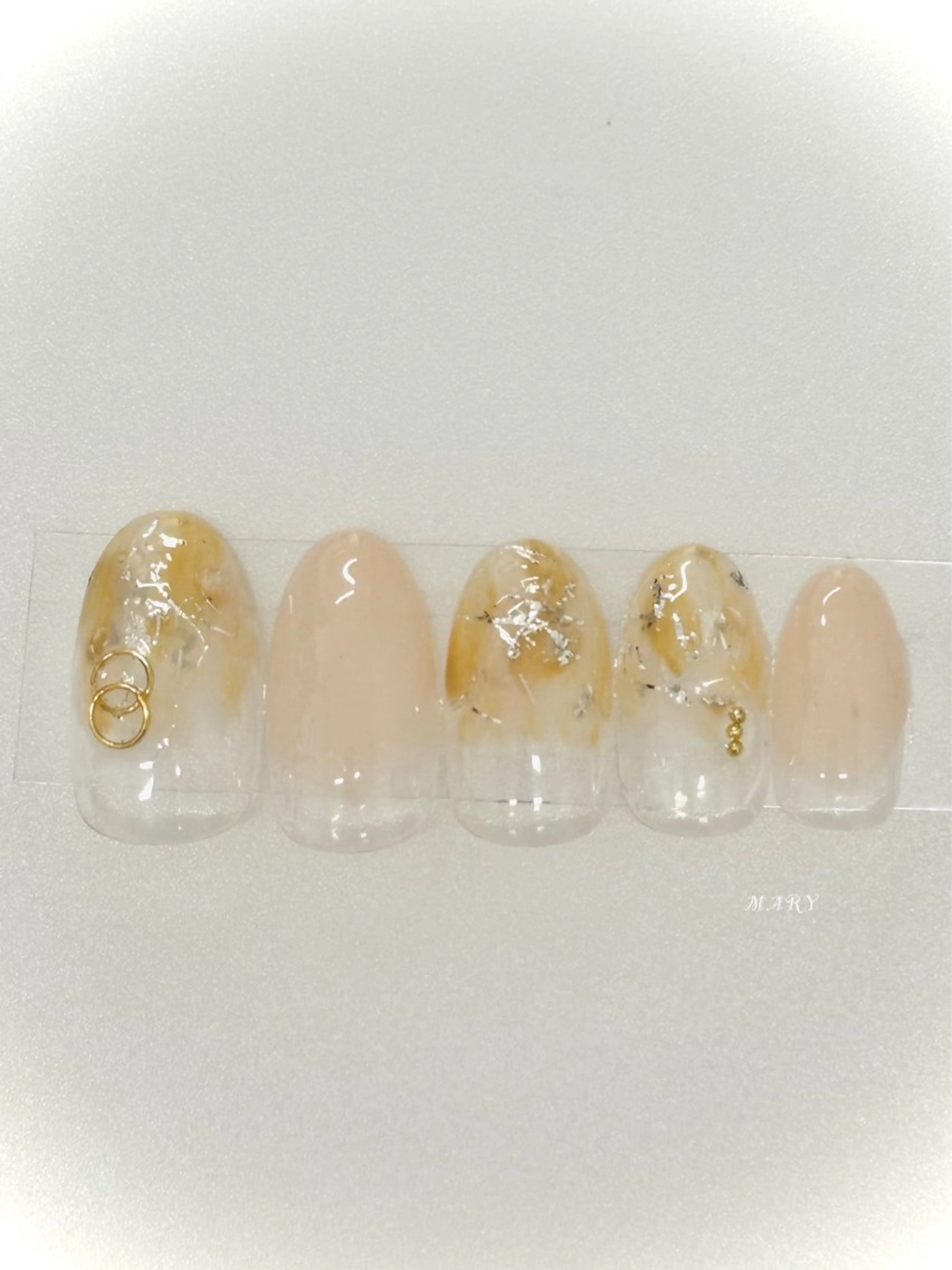 ネイル ゴールド グラデーション キラキラネイル ニュアンスネイル ハンドネイル Mary nail所属・Mary nail .narumiのネイルデザイン