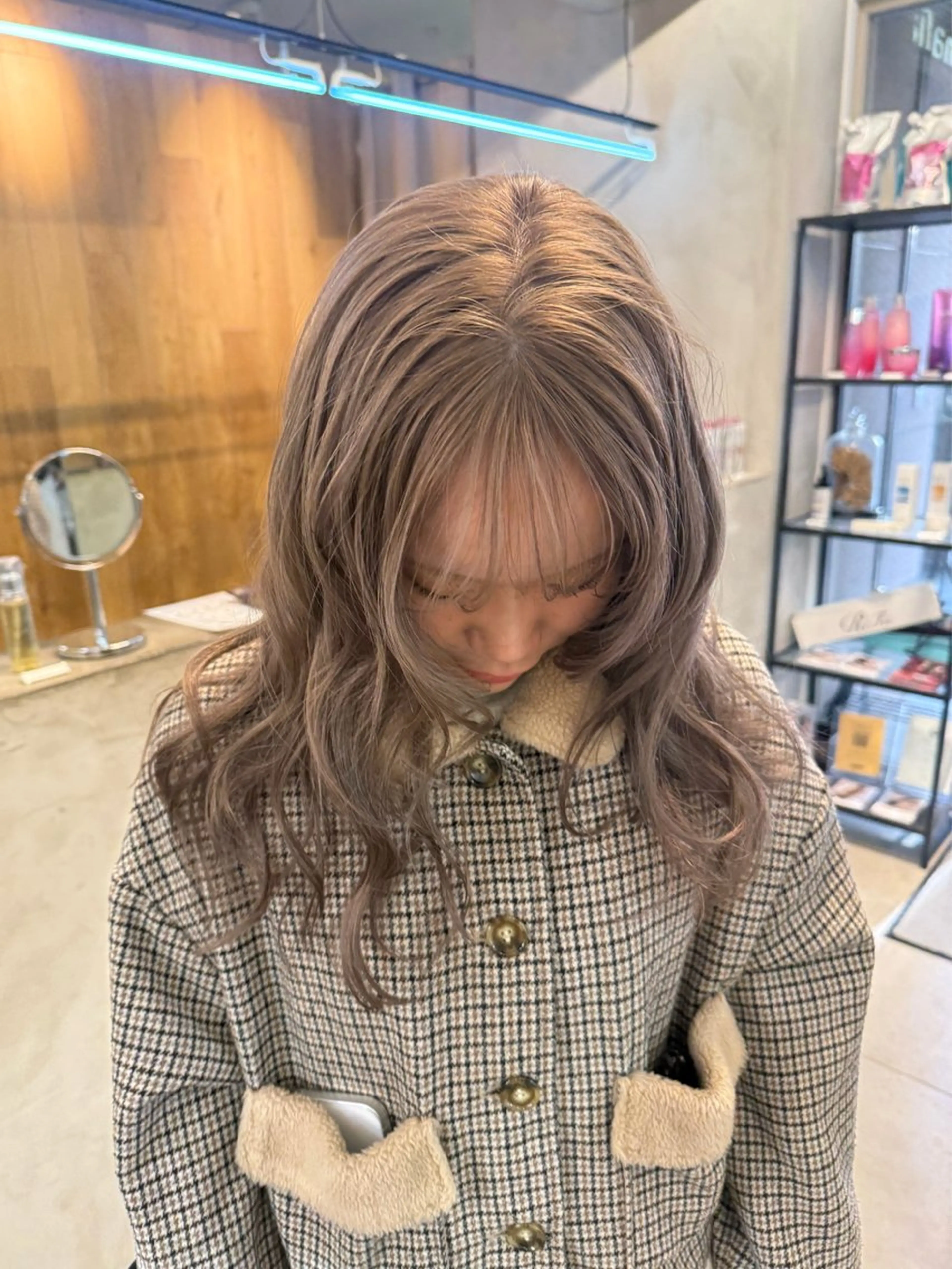 ロング カラー ミルクティー× グレージュMOMOのヘアスタイル