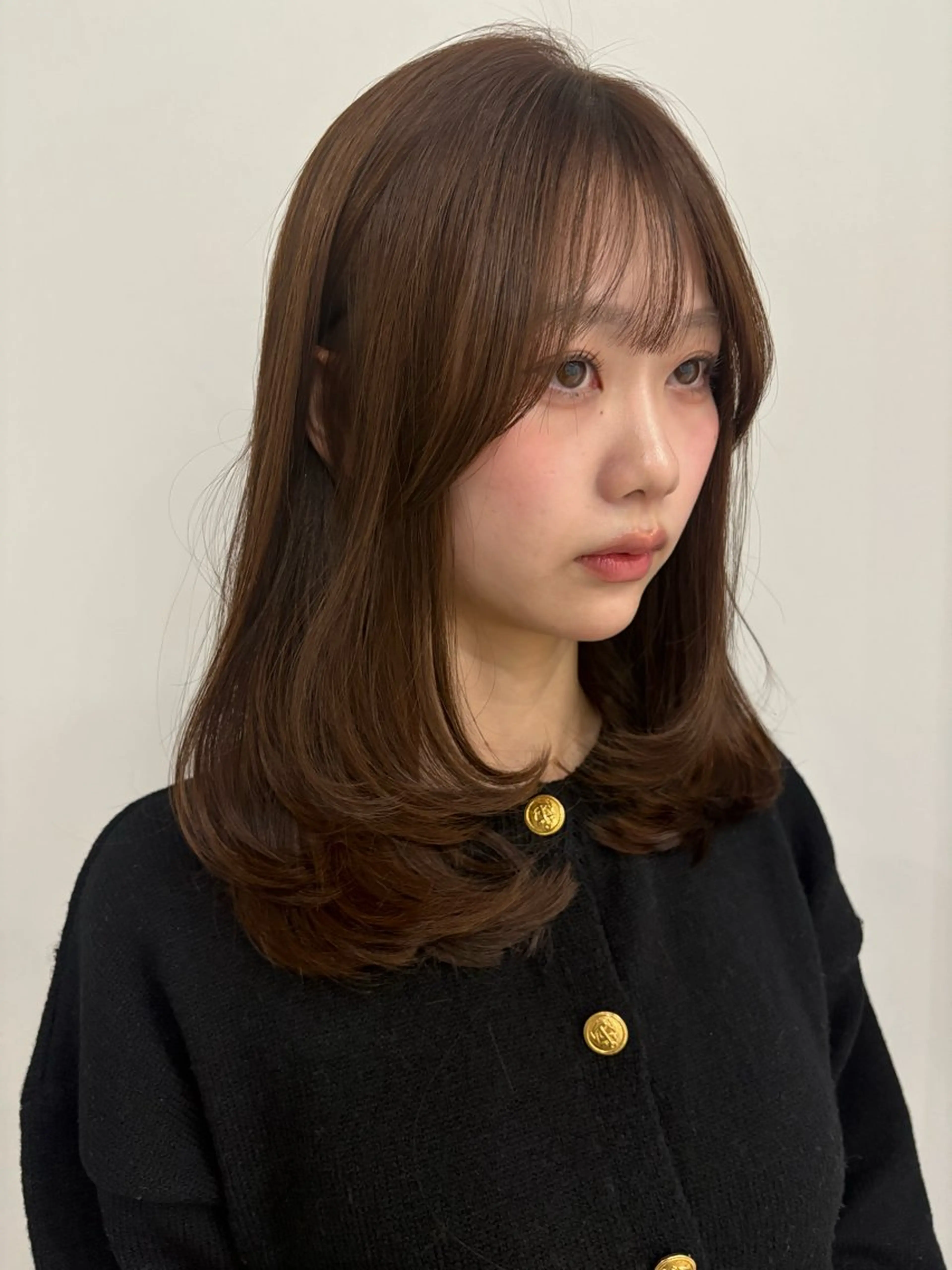 ミディアム レイヤーカット Zina京都河原町店所属・透明感ベージュカラー yumekaのヘアスタイル