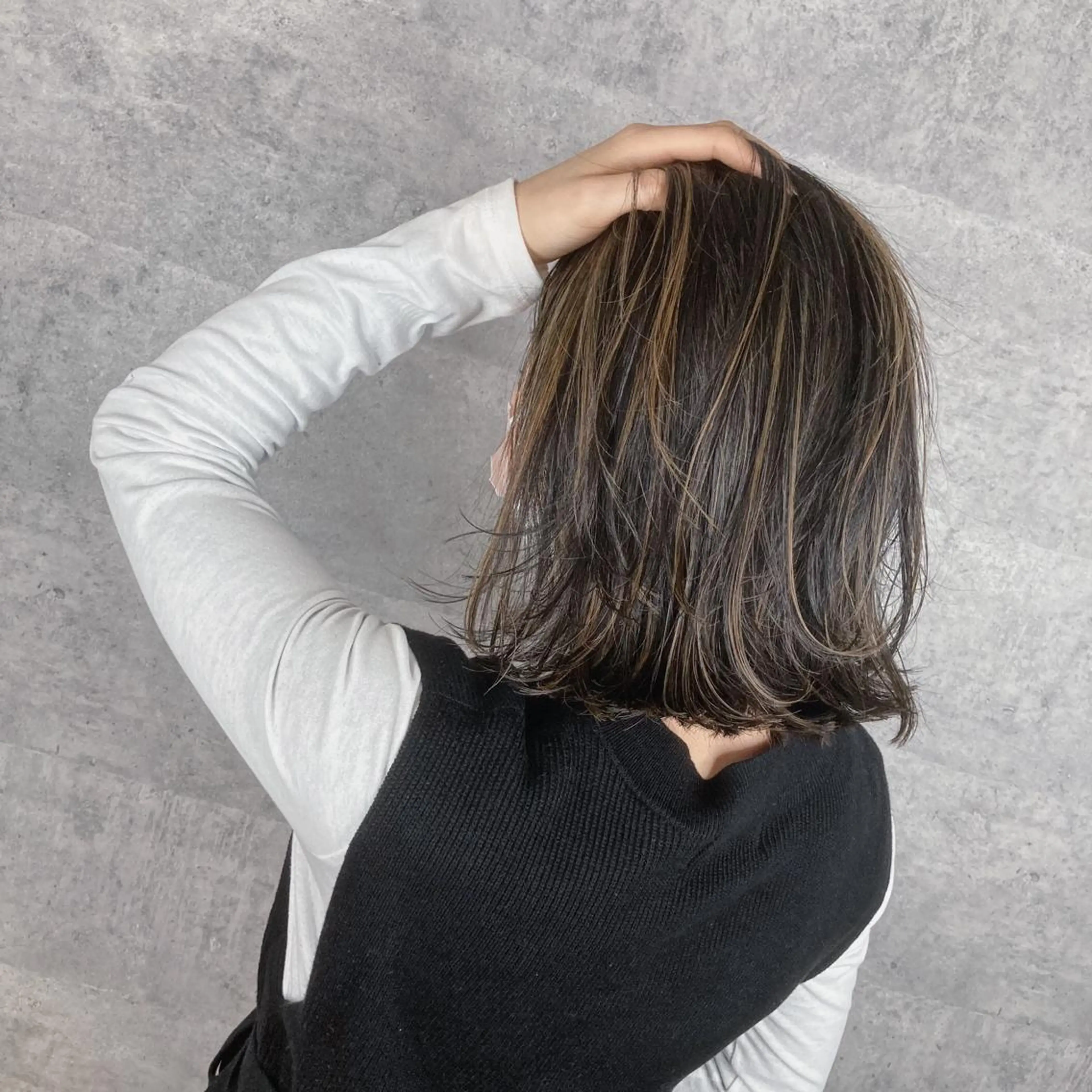 ミディアム カット ヘアカラー トリートメント アンダーバーホワイト_WHITE所属・_WHITE芝本 賢吾【天王寺店】のヘアスタイル