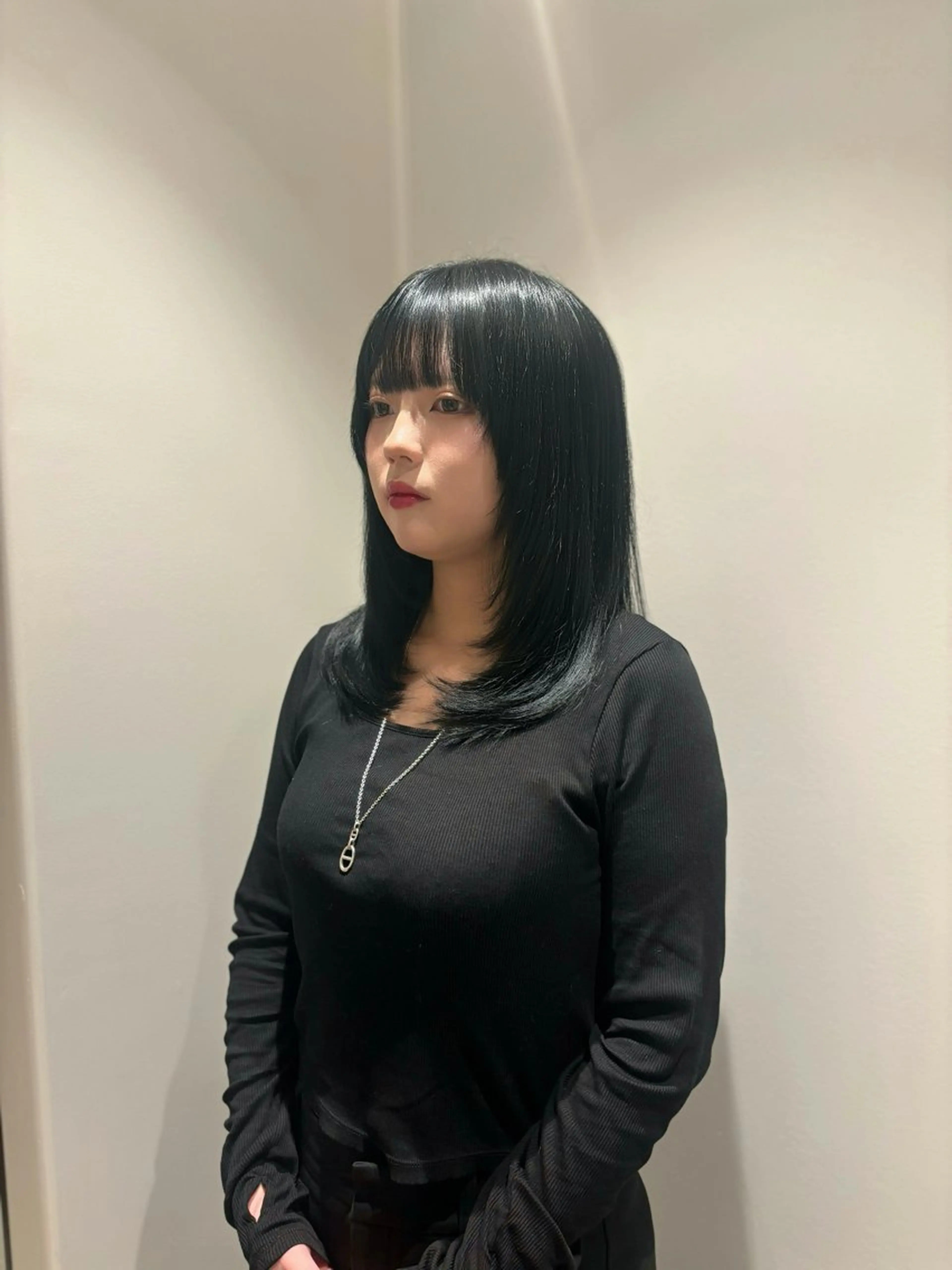セミロング カラー 黒髪 ブルーカラー ブルーブラック レイヤーカット 髪質改善カラー ベージュ🤎YUMEのヘアスタイル