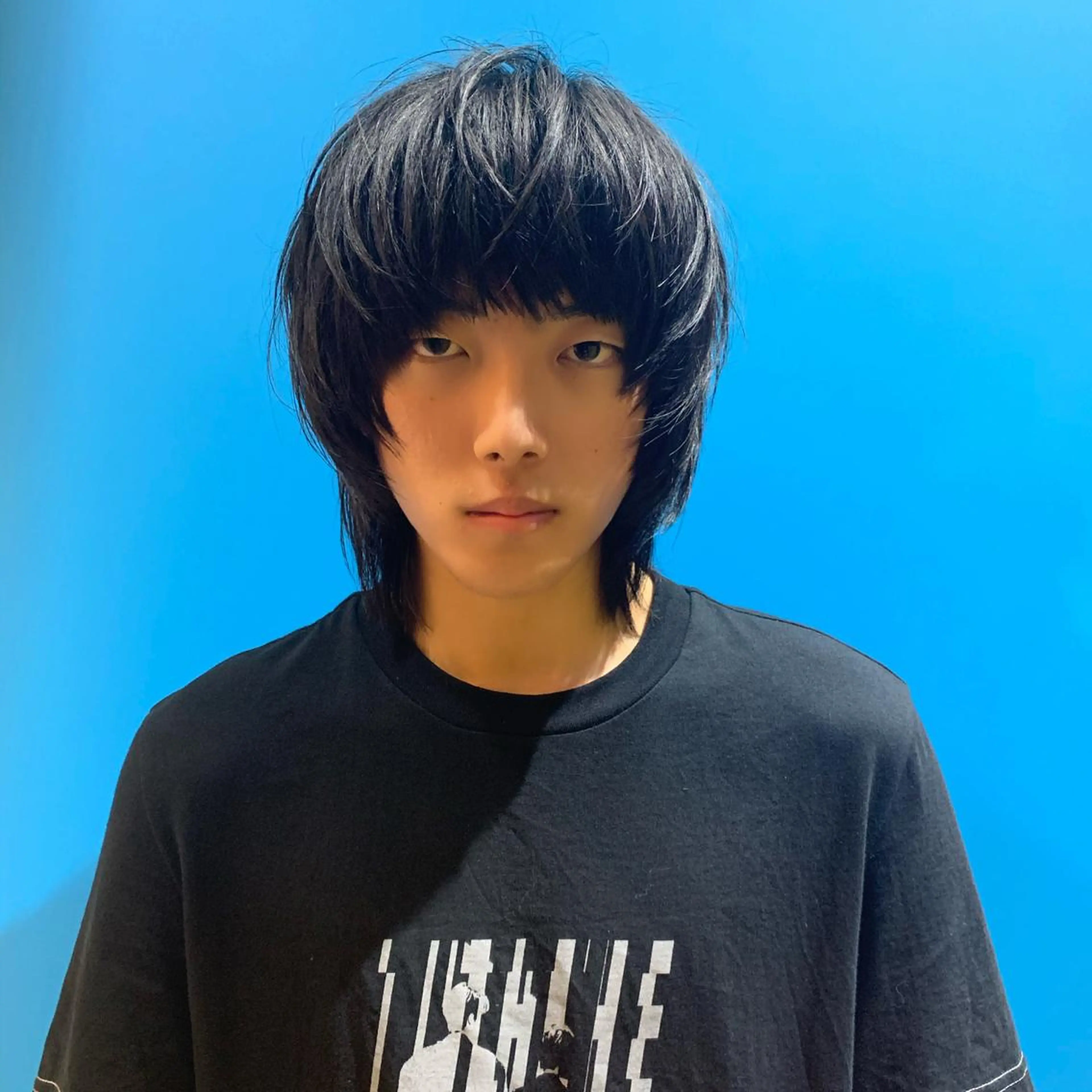 ミディアム メンズ メンズウルフカット ウルフカット カット FLOWERS所属・ウルフ、レイヤー 、メンズカットSHOのヘアスタイル