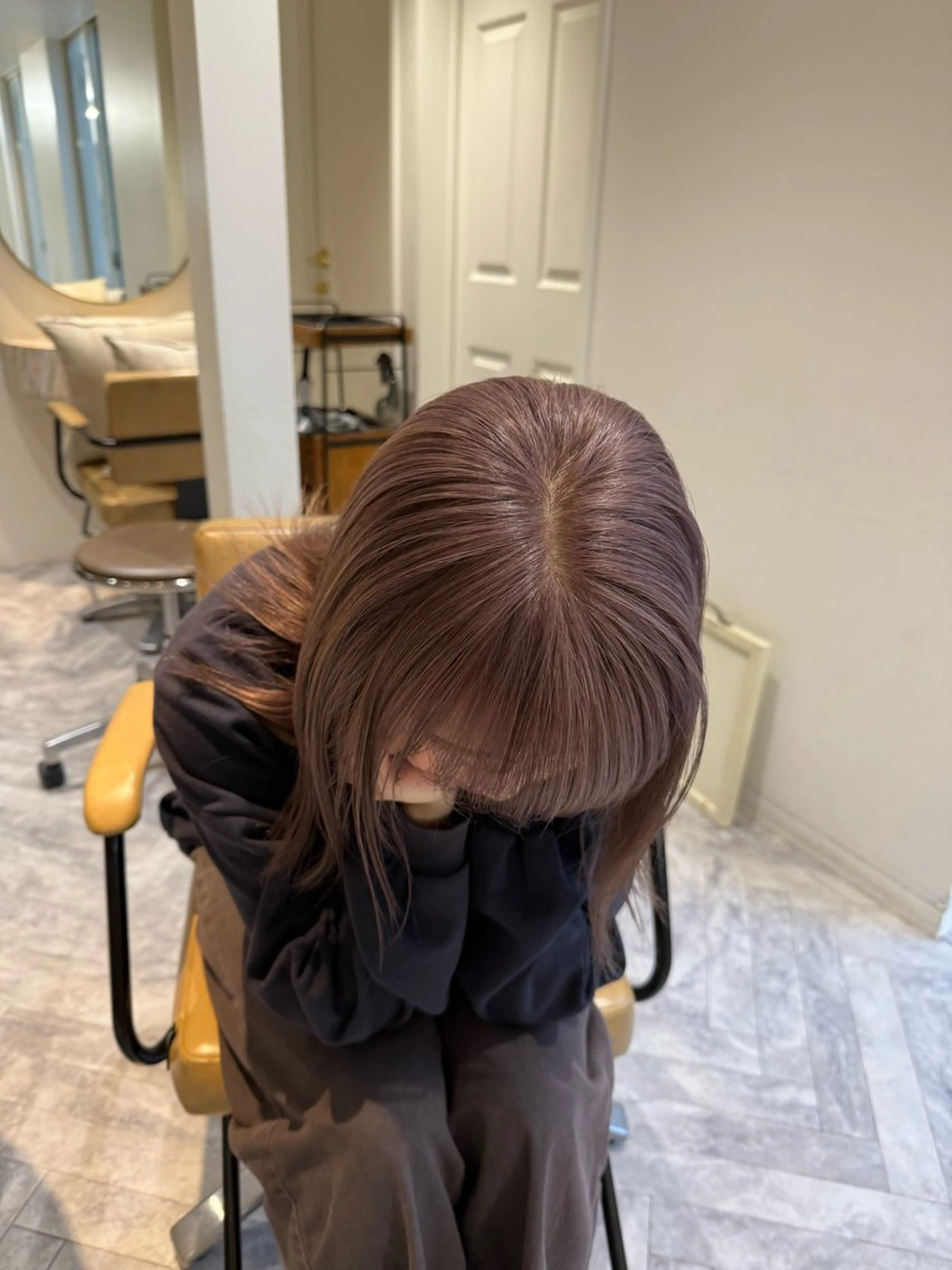 セミロング カラー ミルクティー× グレージュMOMOのヘアスタイル