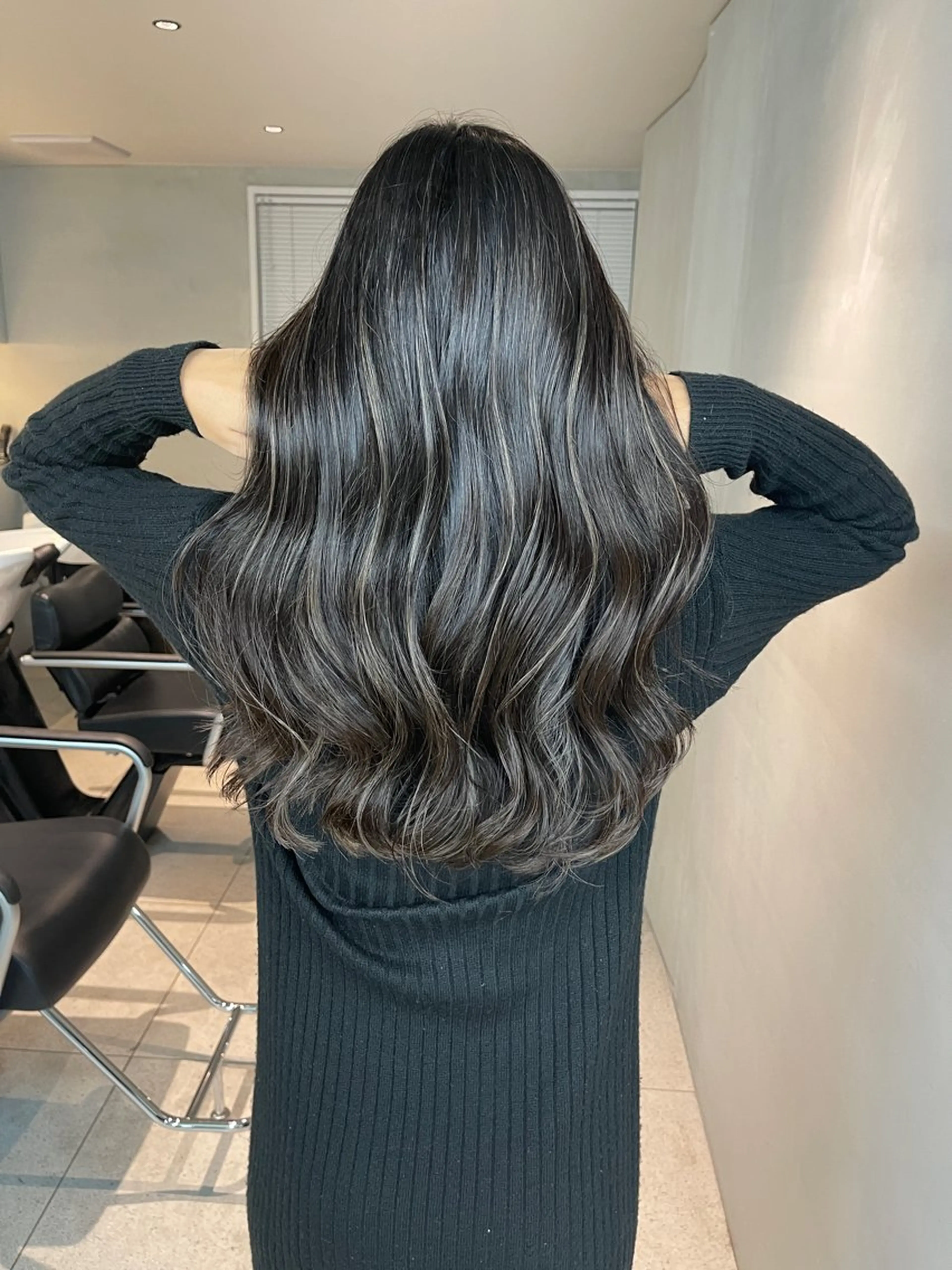 ロング ハイライト ヘアカラー YOLO 渋谷 RIONAのヘアスタイル