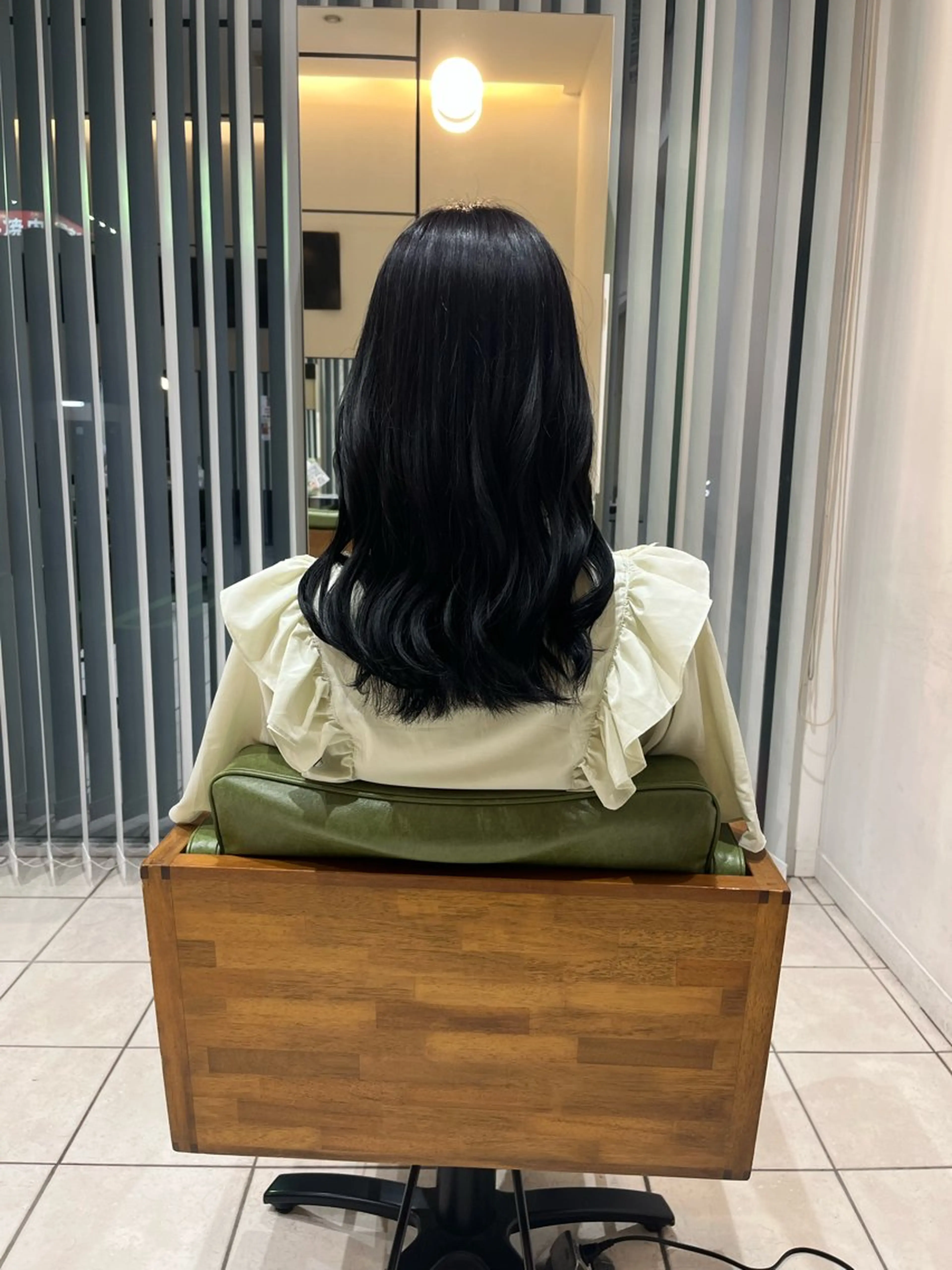 ロング カラー 黒髪 ブルーカラー ブルーブラック 中村 彩奈のヘアスタイル