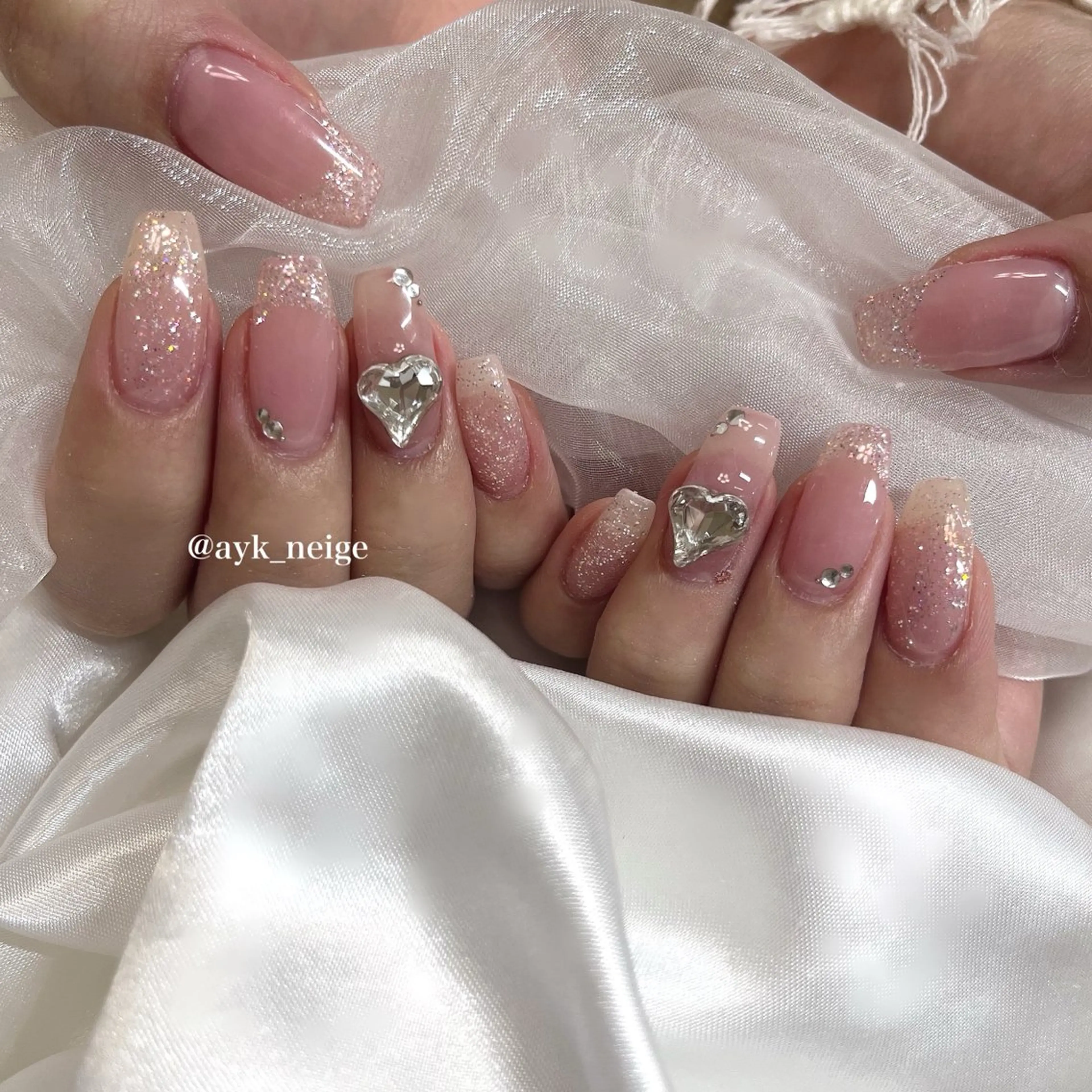 ネイル フットネイル キラキラネイル 韓国ネイル リボン シンプルネイル n'eige nail所属・大谷 綾香のネイルデザイン