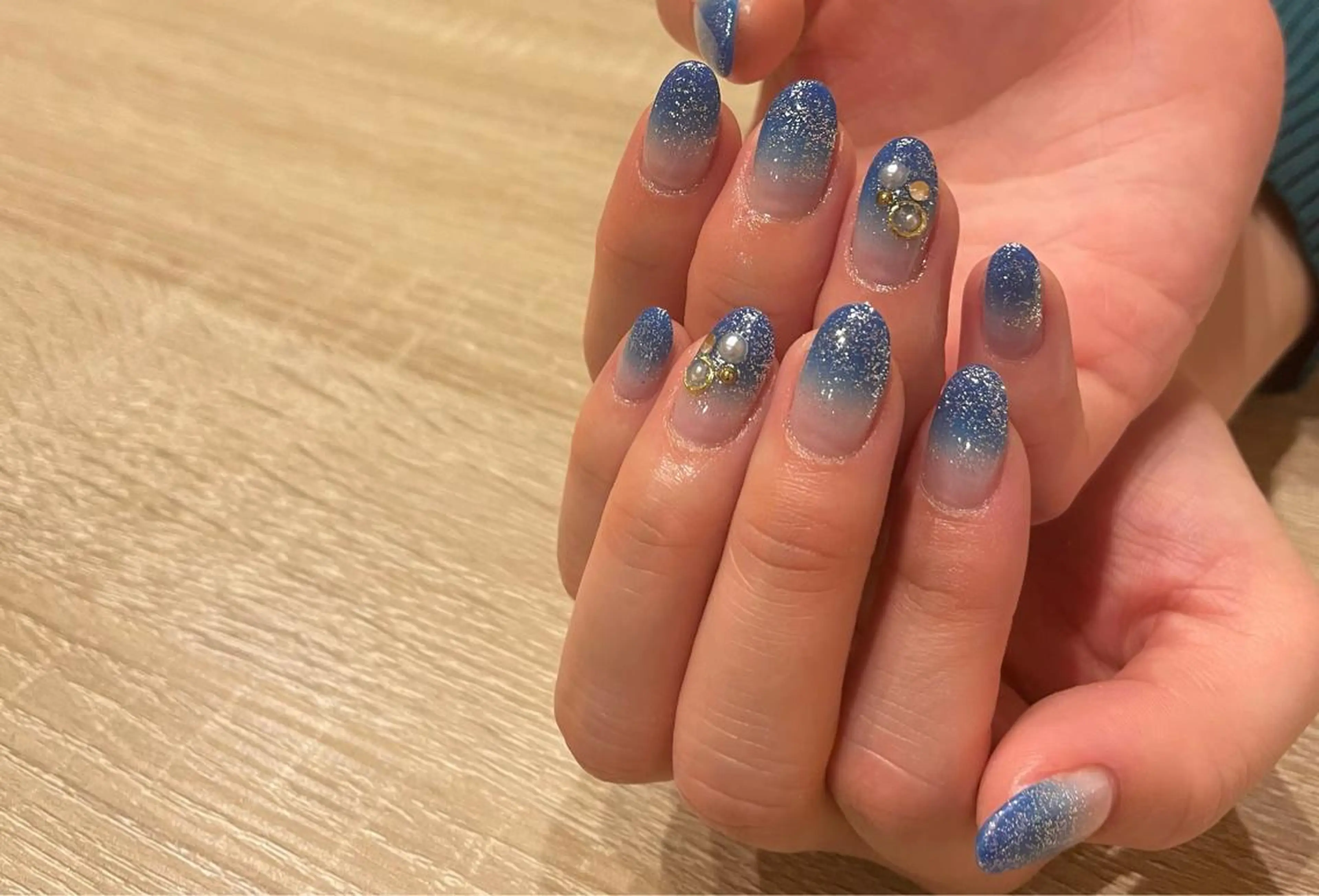 ネイル グラデーション ラメ(グリッター) ストーンネイル liberté所属・liberté🫧 新小岩のネイルデザイン