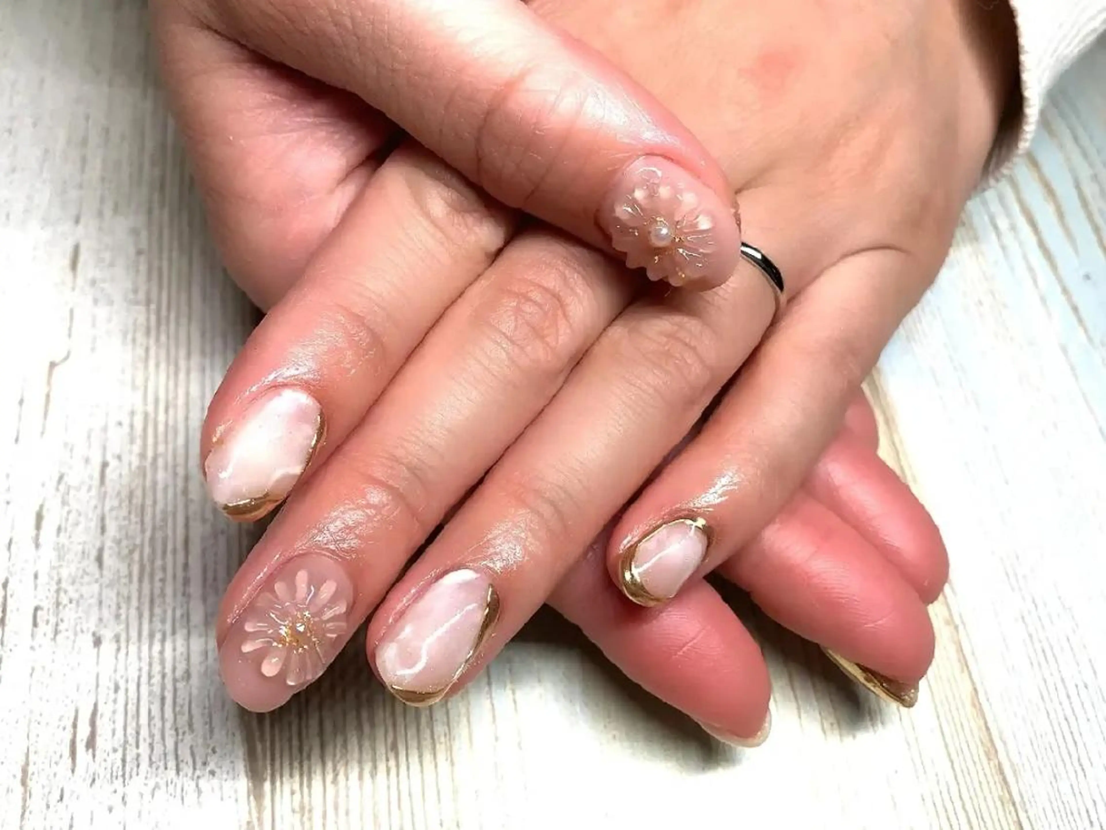 ミディアム ネイル フラワーネイル ジェルネイル ゴールド ニュアンスネイル スカルプネイル ハンドネイル T&A nailのネイルデザイン