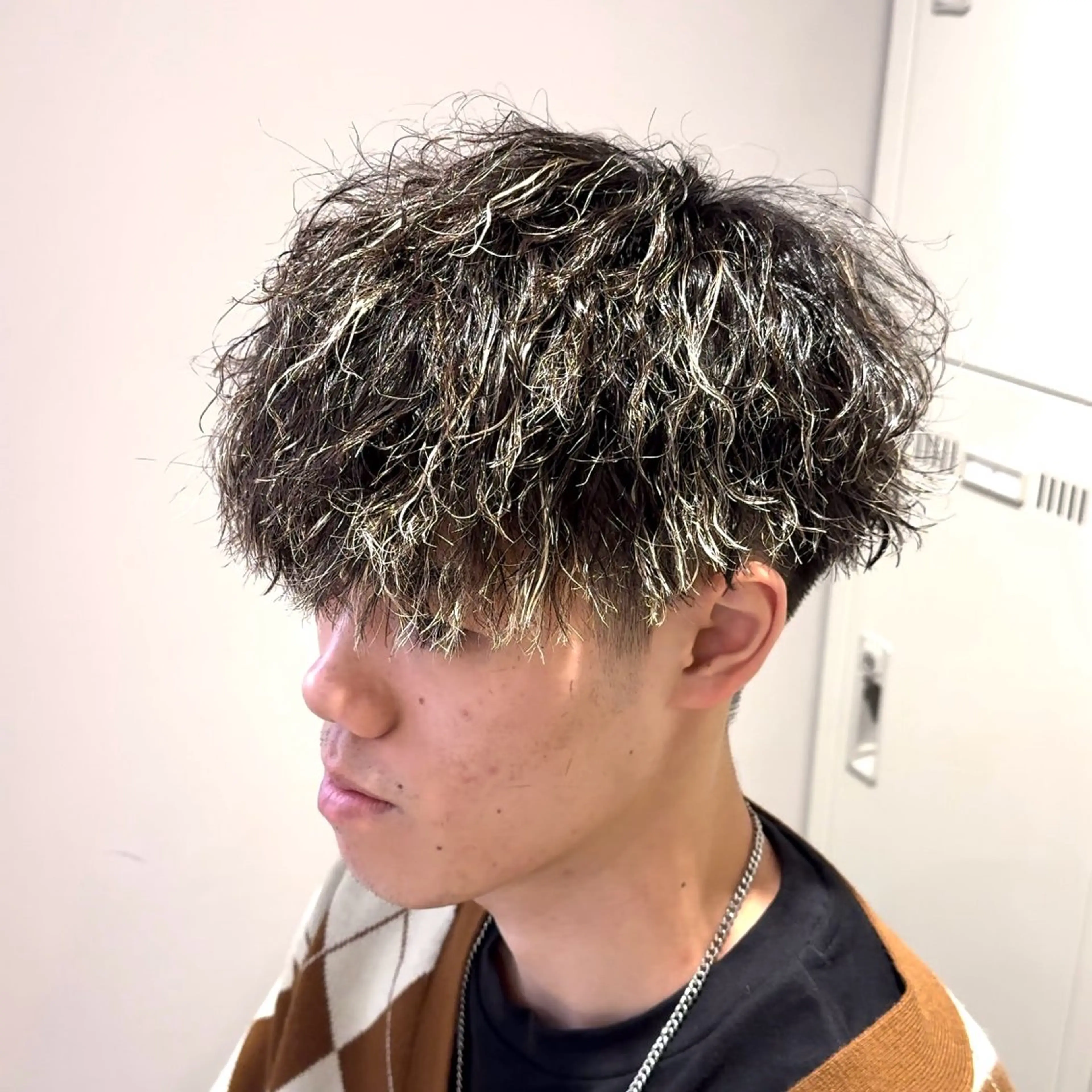 ショート カラー パーマ ヘアアレンジ メンズ メンズハイライト メンズメッシュ メンズパーマ ハイライトカラー メッシュ カット ヘアカラー パーマ ヘッドスパ ヘアセット 顔まわりカット の達人のヘアスタイル