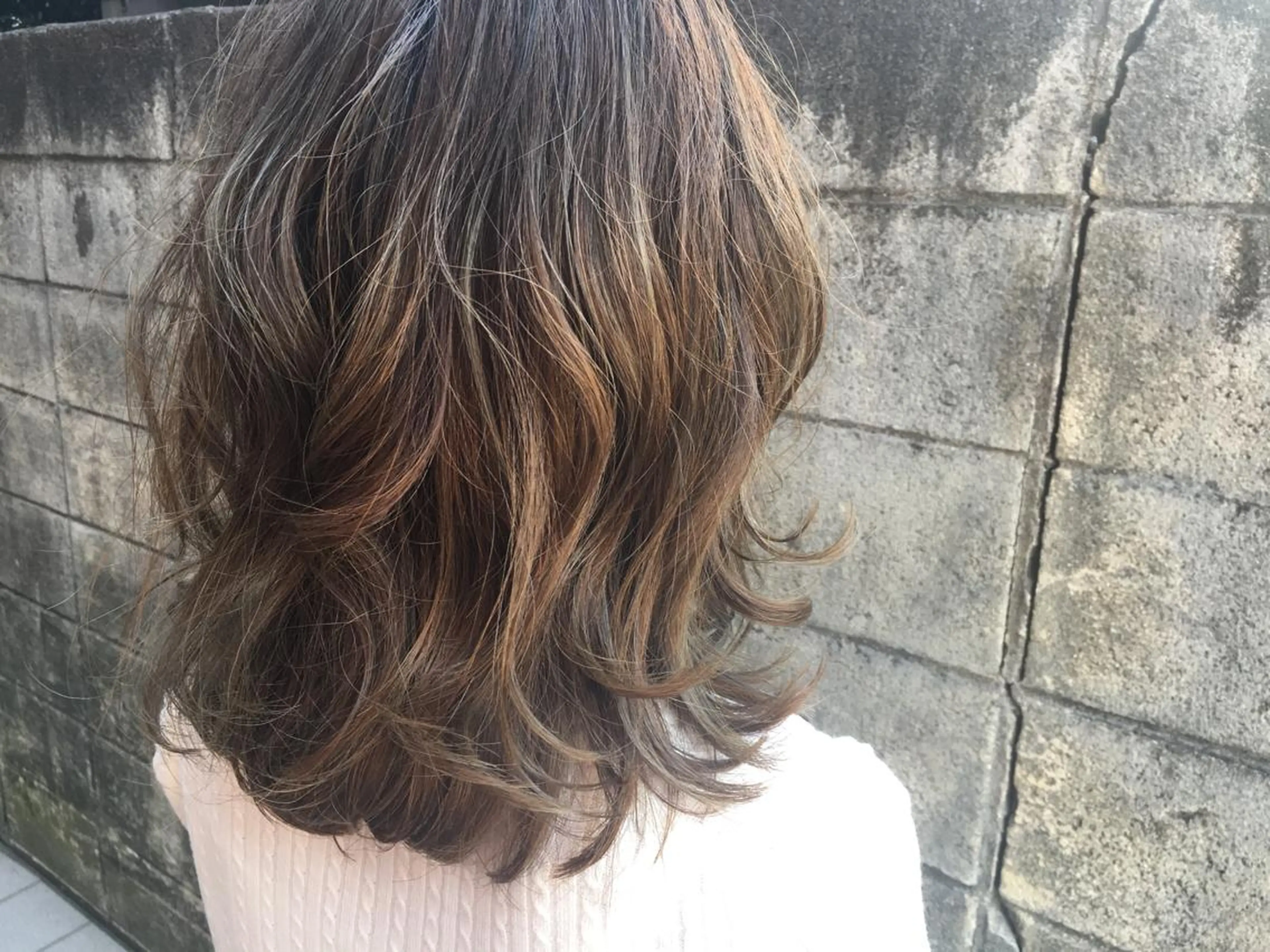 ミディアム カラー パーマ グレージュ 髪質改善、エクステ 山口卓哉のヘアスタイル