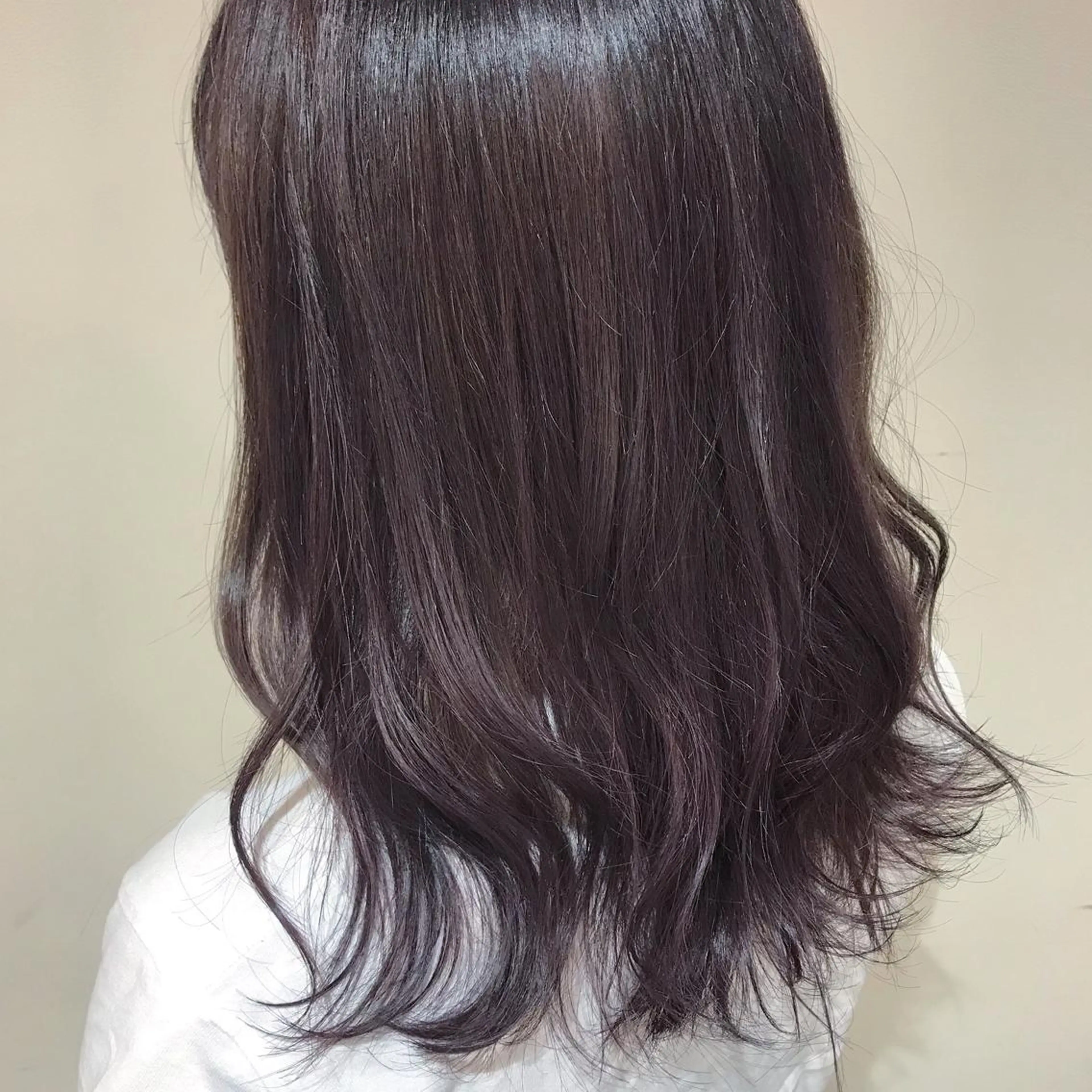 ミディアム カラー アッシュ アッシュグレー アッシュグレージュ バレイヤージュ ベージュカラー AMI Hair  supply所属・髪質改善カラー 韓国風レイヤーのヘアスタイル