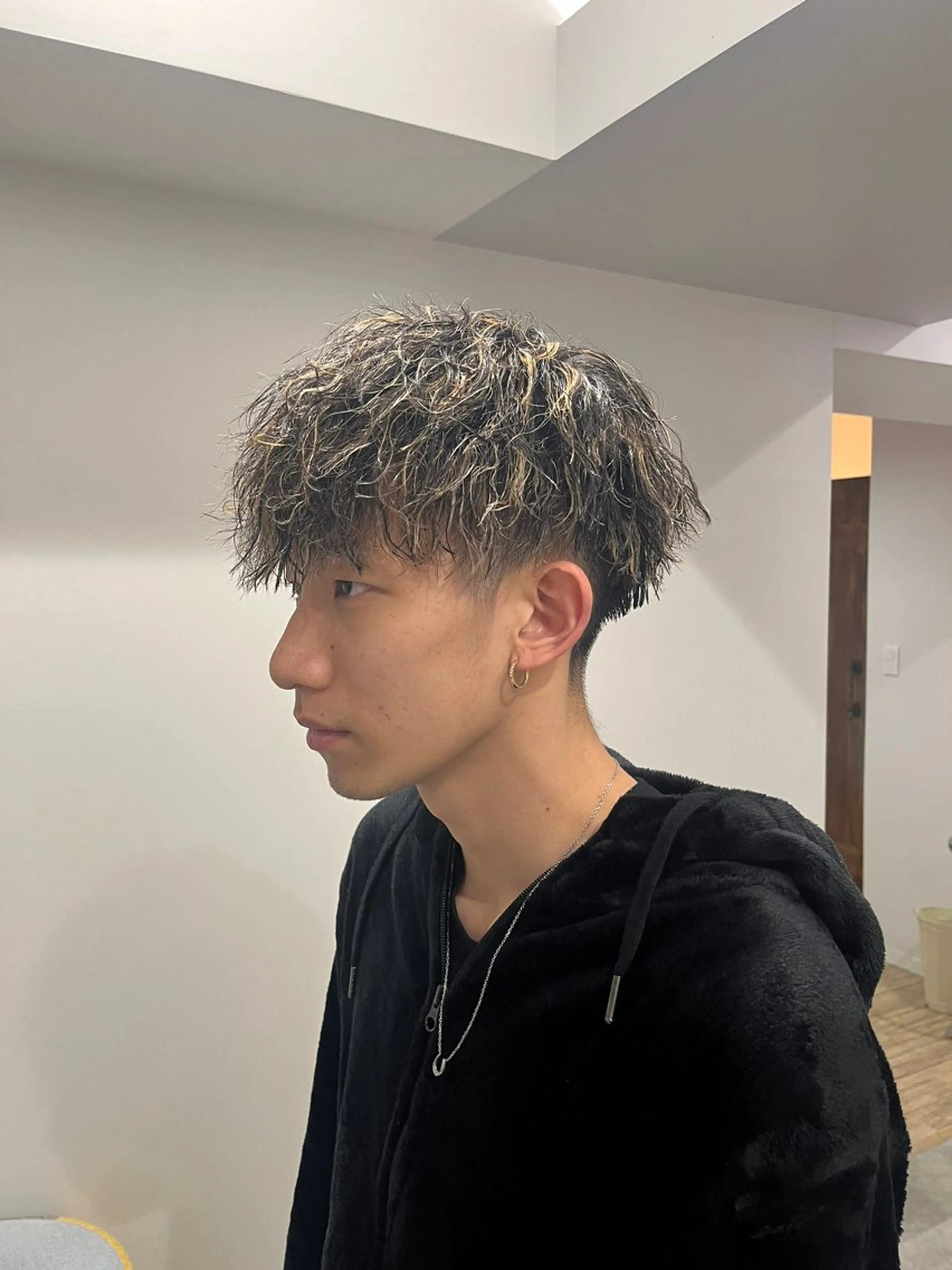 ショート カラー パーマ メンズ メンズハイライト ハイライトカラー ハイライト カット パーマ りんと/メンズ/ 艶カラーのヘアスタイル