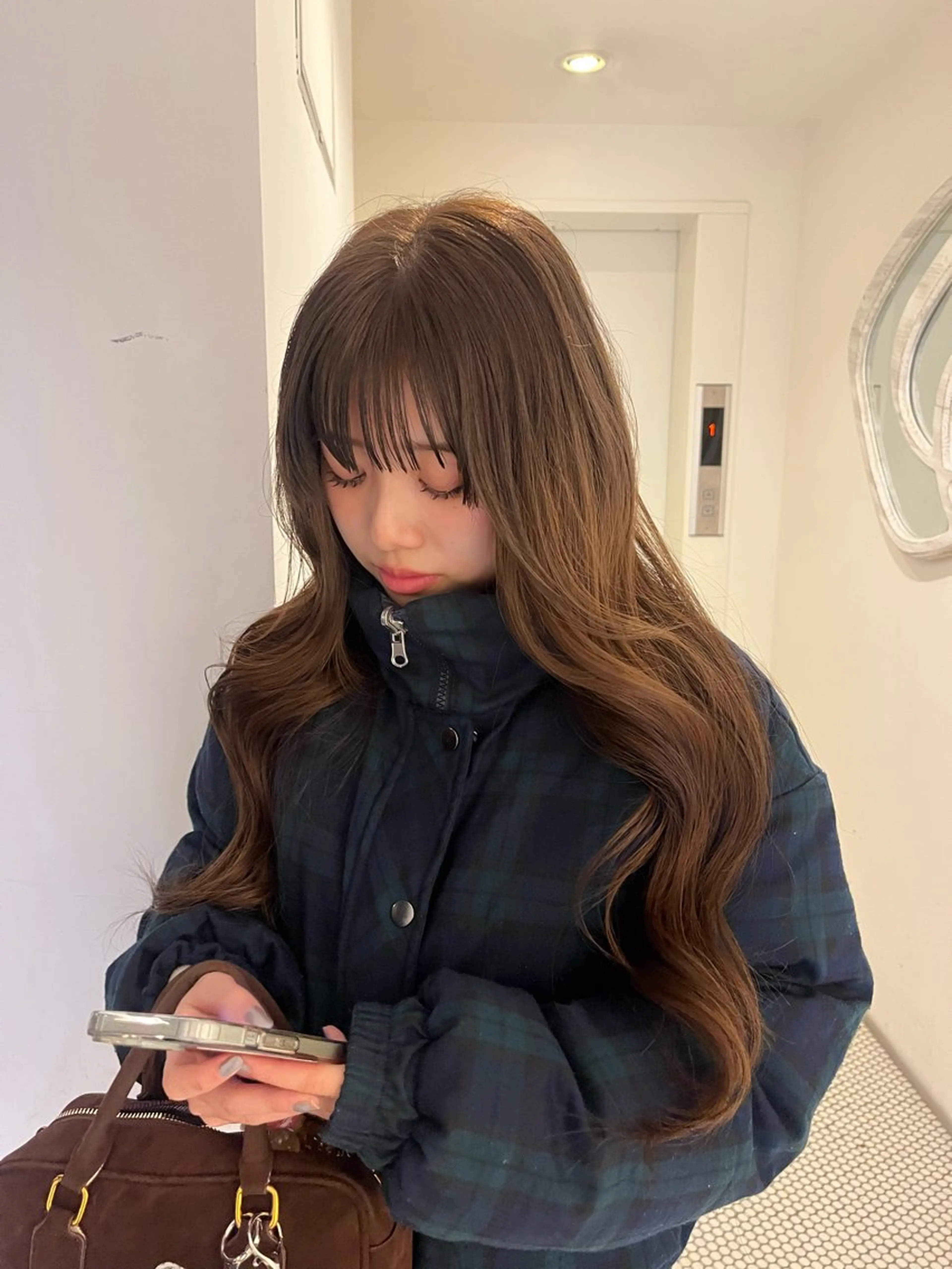 ロング ヘアカラー あやか/ベージュ /透け感カラーのヘアスタイル