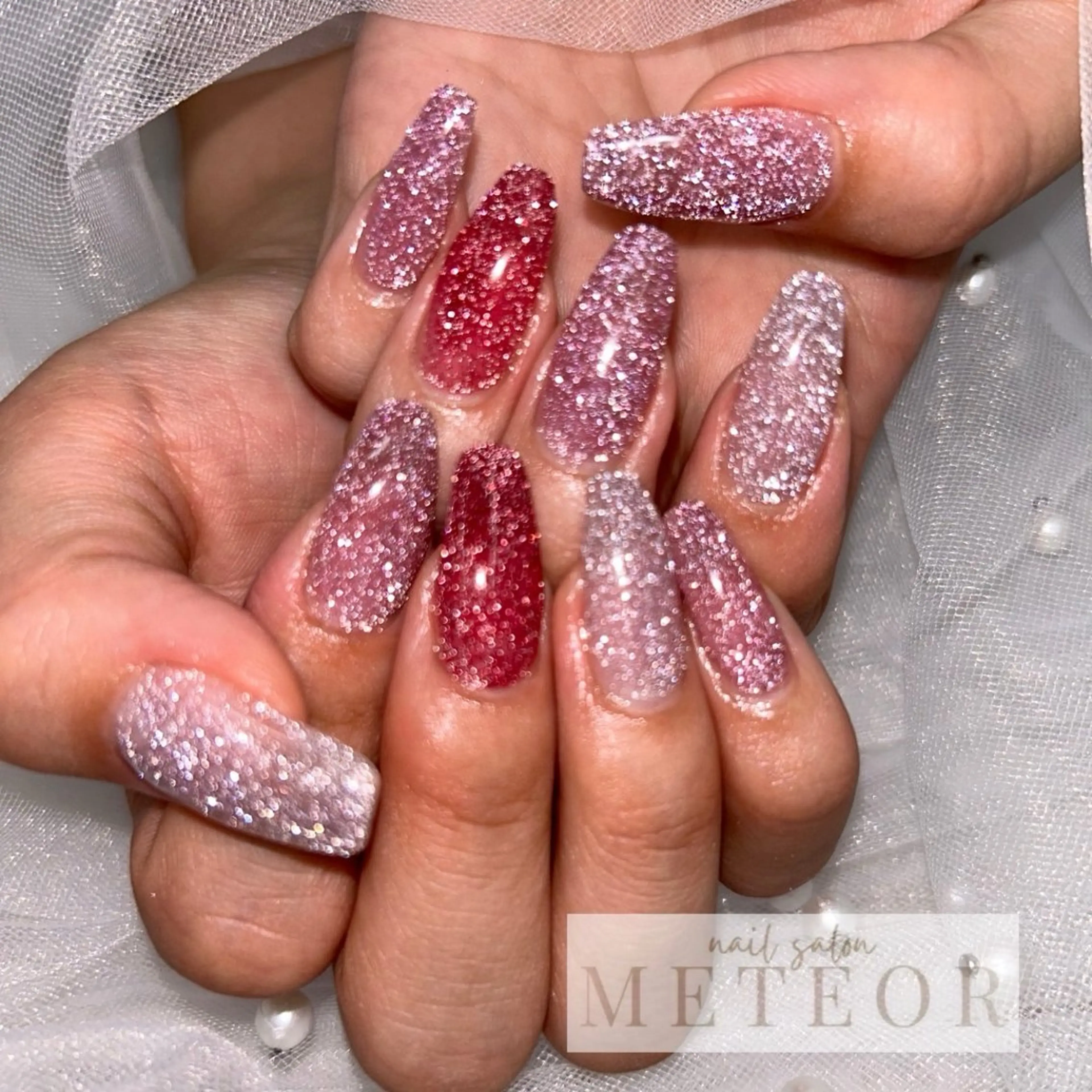ネイル フラッシュネイル キラキラネイル ピンク ワンホンネイル ハンドネイル nailsalon meteor所属・METEOR💫 staffのネイルデザイン