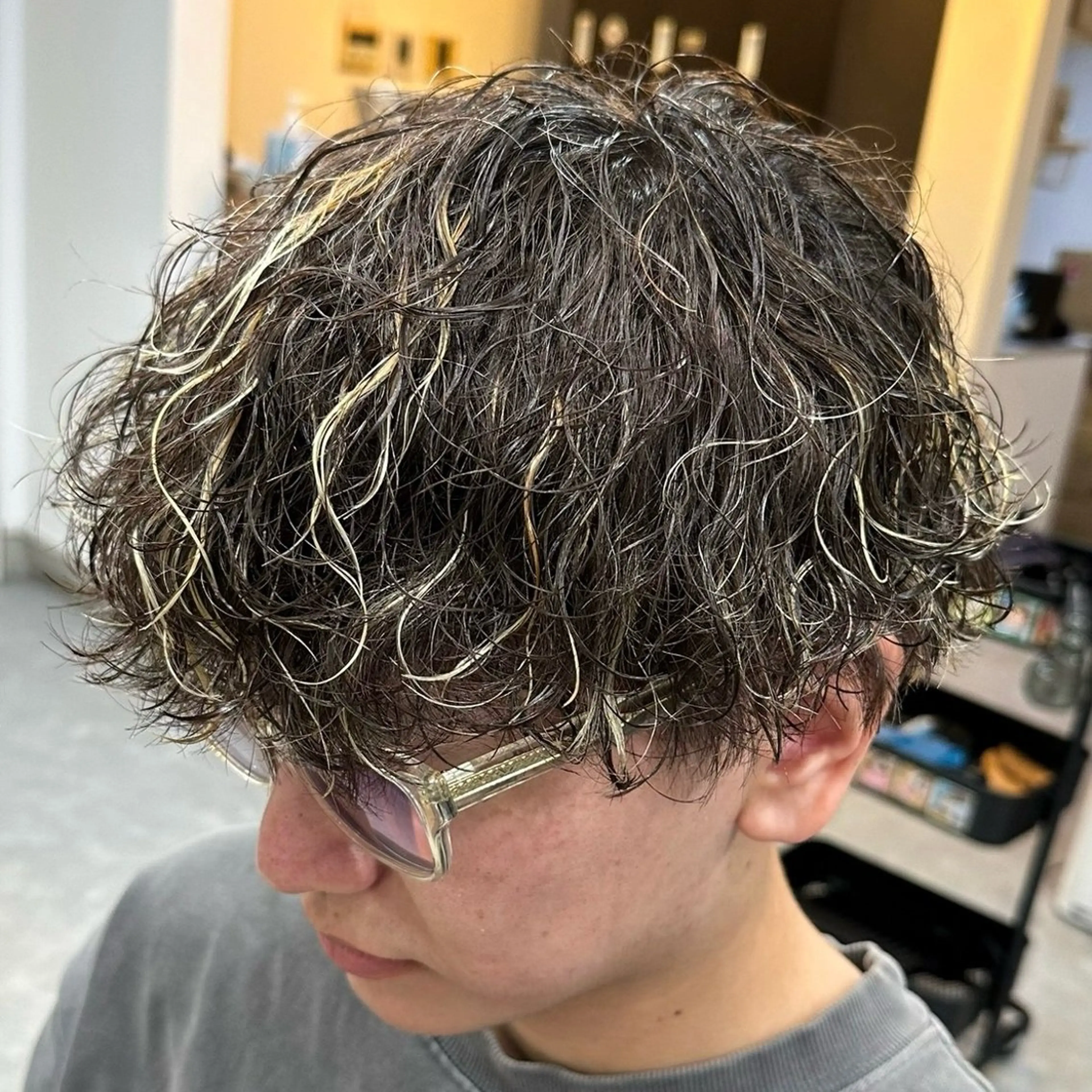 ミディアム パーマ メンズ ミディアムパーマ メンズハイライト メンズパーマ 波巻きパーマ ハイライト 縮毛矯正/メンズ パーマWATARUのヘアスタイル