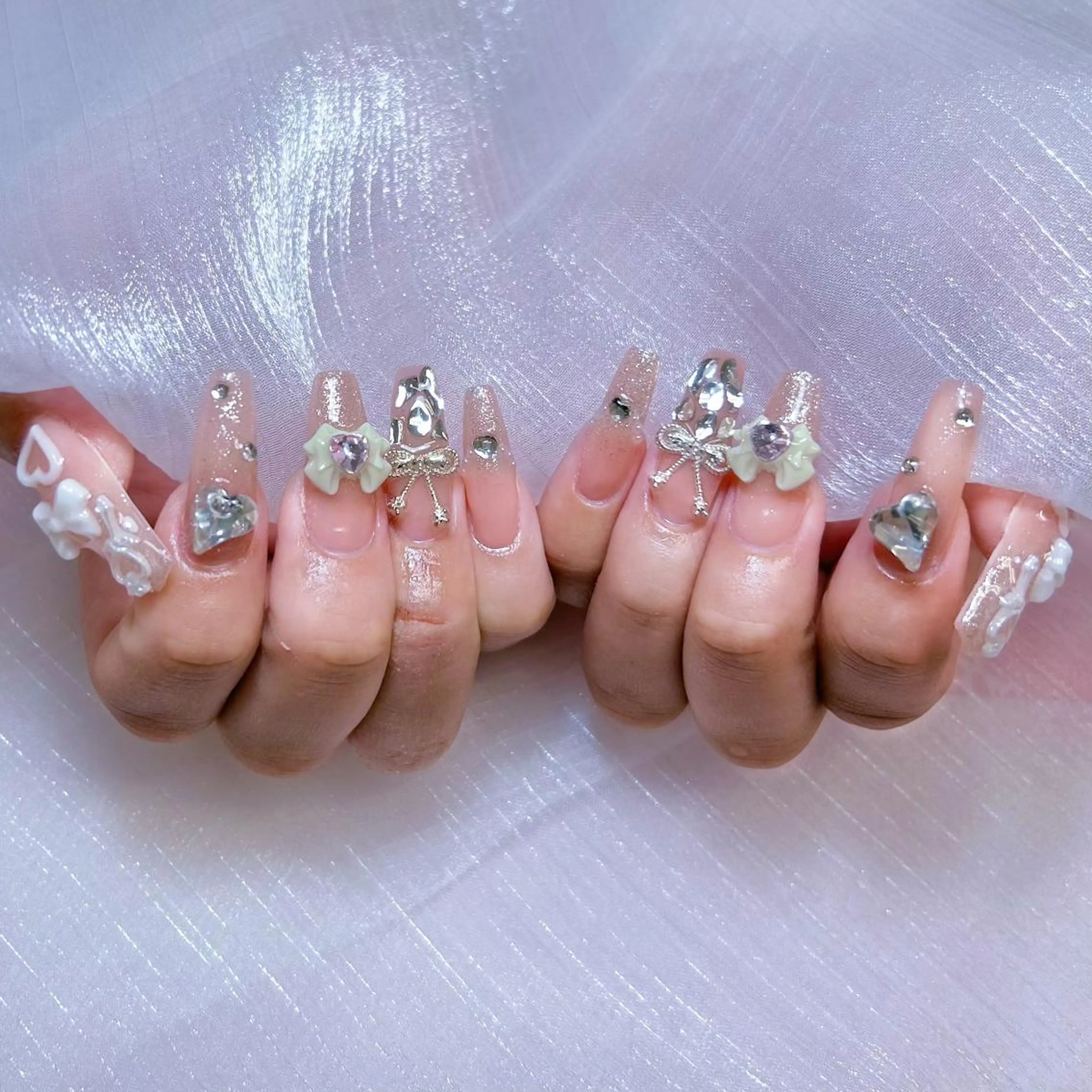 ネイル アートネイル オーロラネイル ガーリー キラキラネイル 韓国ネイル ハンドネイル DIANMOND NAIL🌸のネイルデザイン