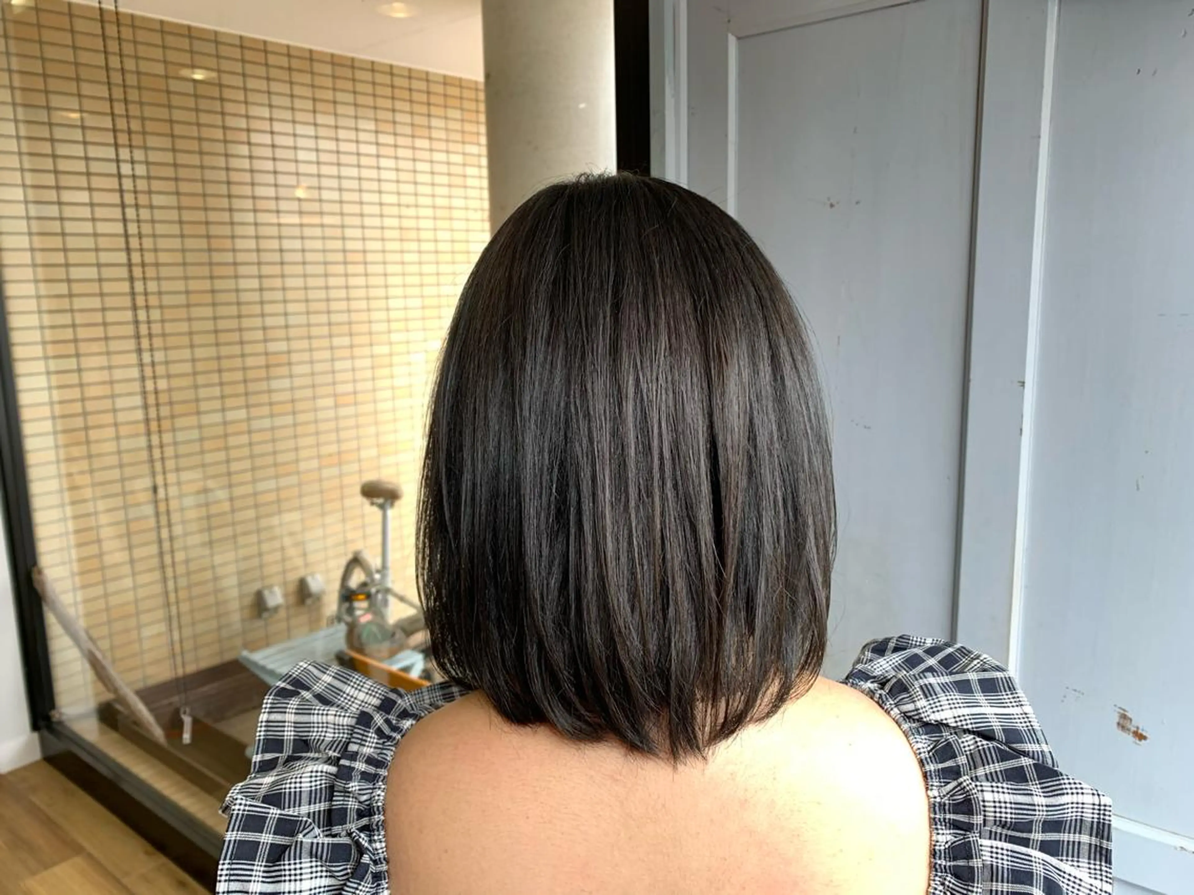 ミディアム カラー 黒髪 グレーブラック ヘアカラー トリートメント ツキダテ ユイのヘアスタイル