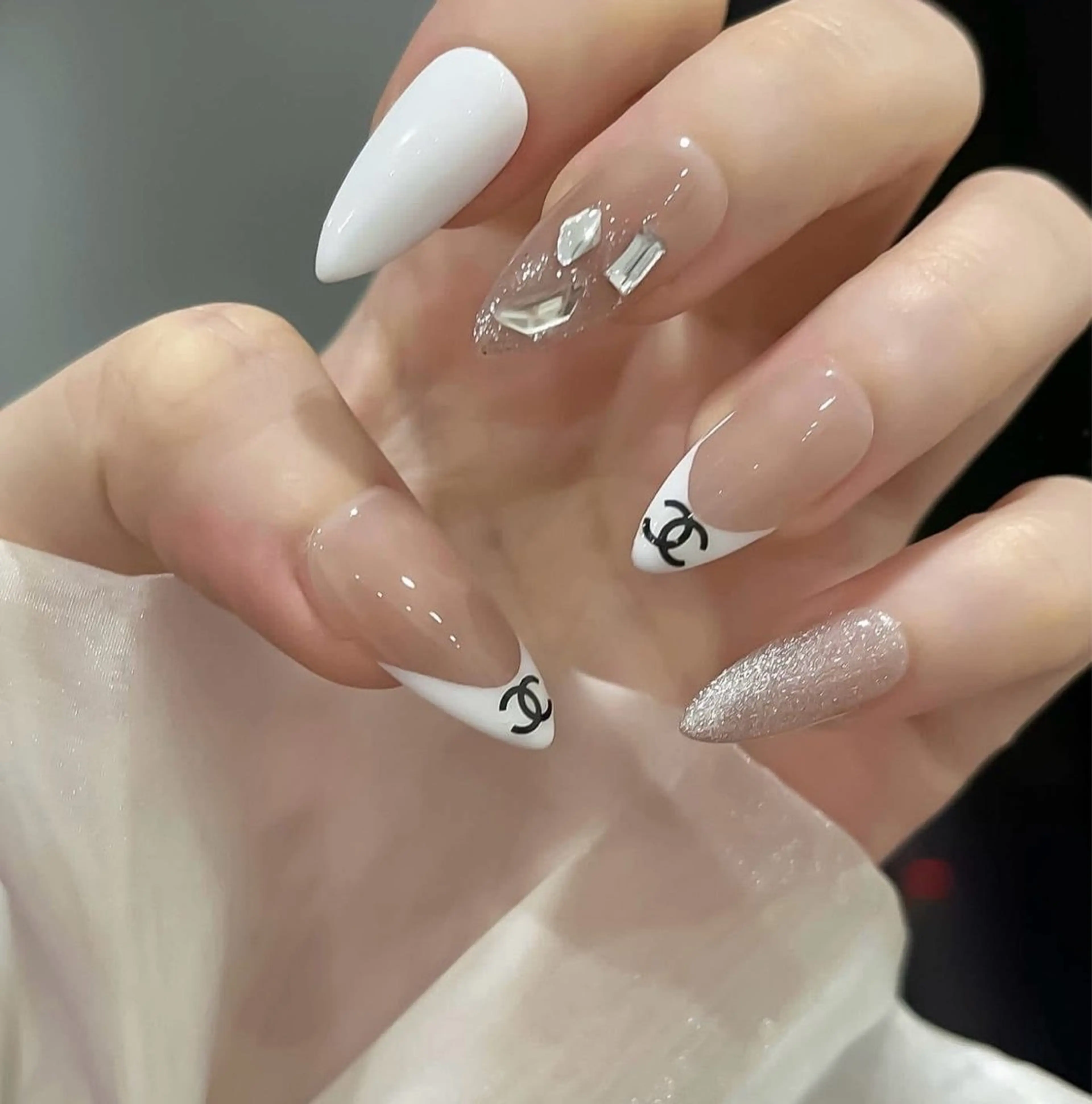 ネイル チークネイル 長さ出し フレンチネイル キラキラネイル ラメ(グリッター) ハンドネイル Vp ネイルのネイルデザイン