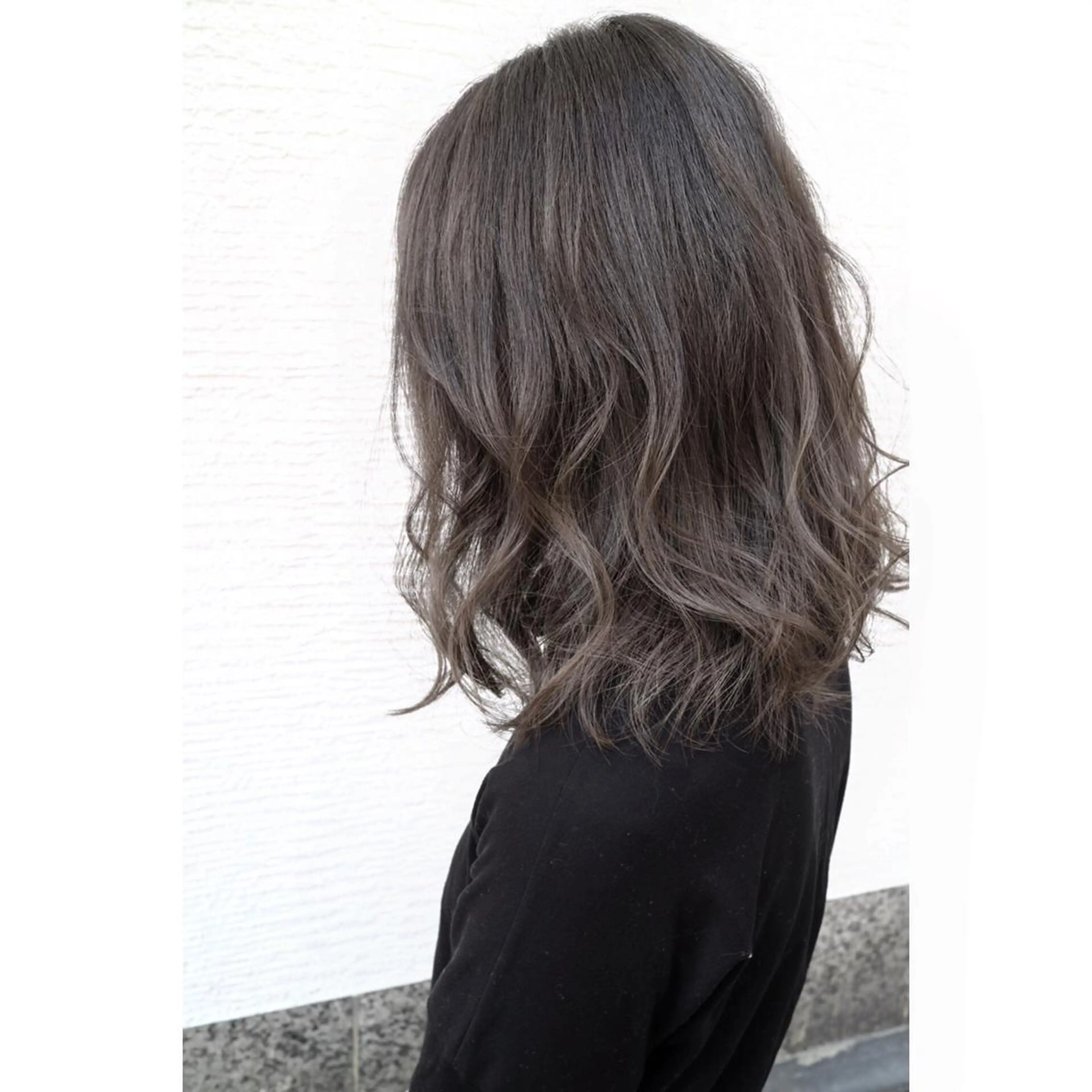 ミディアム カラー グレージュ OFF YUYAのヘアスタイル
