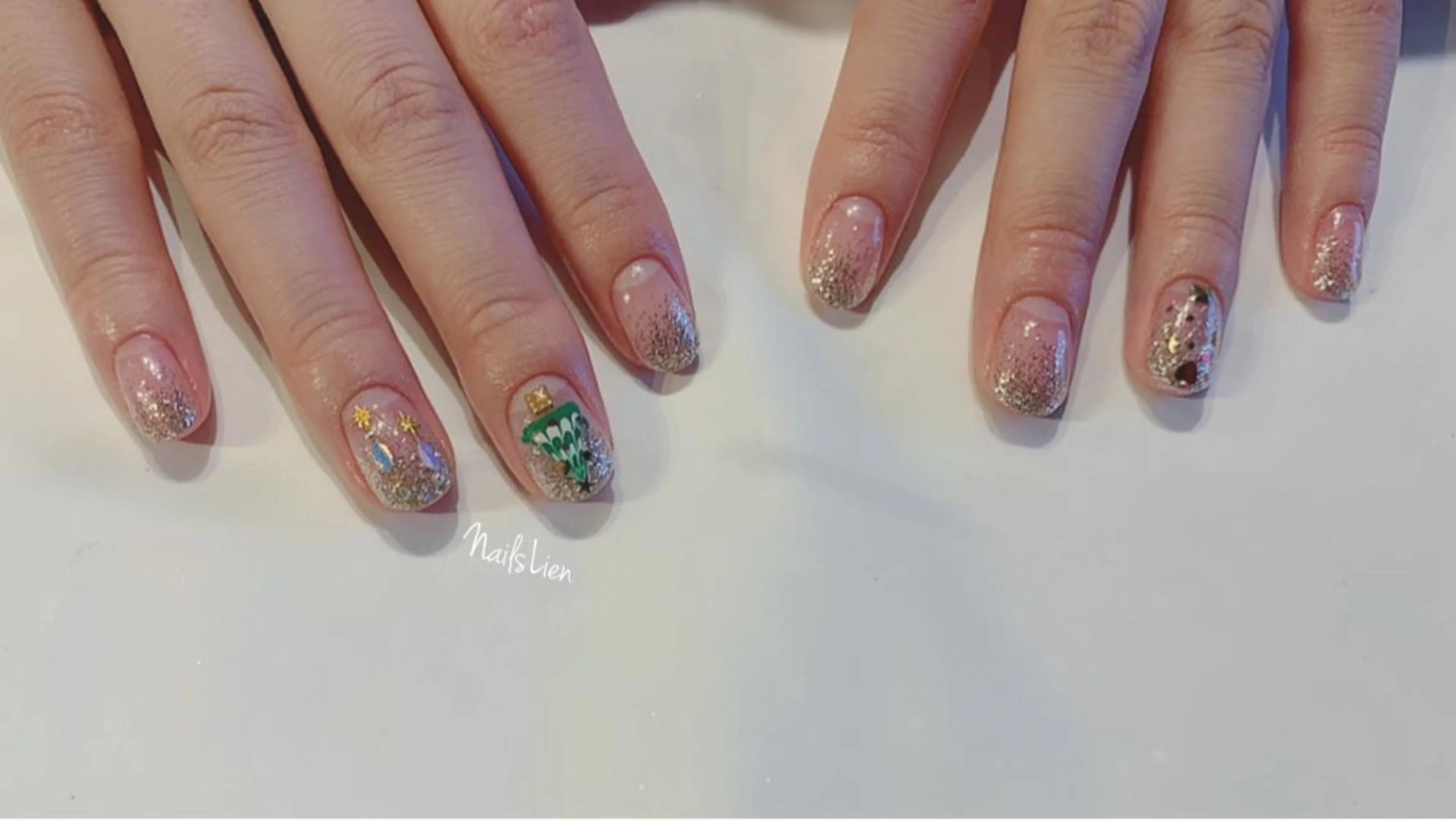 ネイル アートネイル ラメ(グリッター) ラメグラデーション 冬ネイル クリスマス studio e n / RiNのネイルデザイン