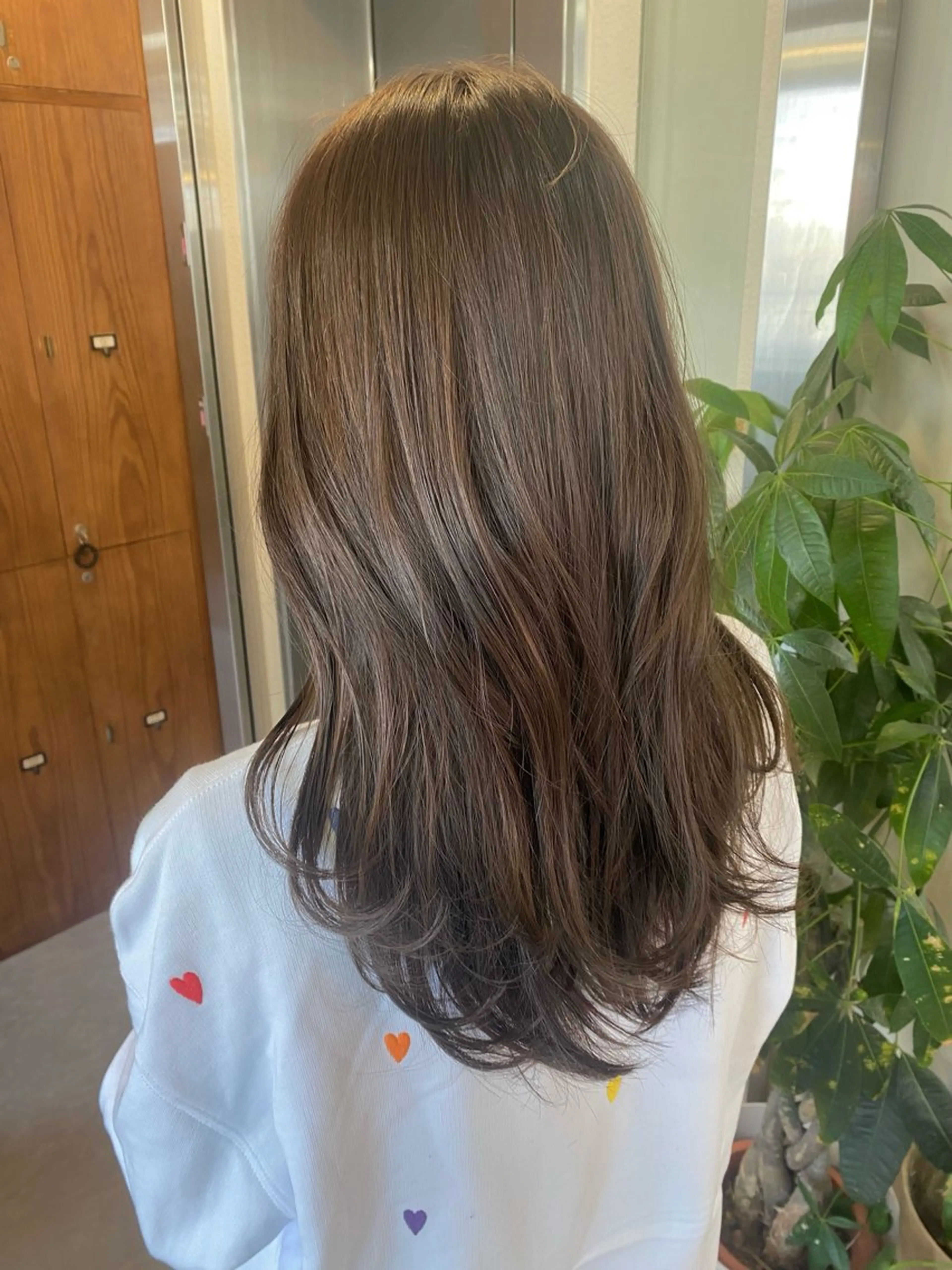 セミロング カラー ベージュカラー カット ヘアカラー トリートメント ヤスザトアヤノ ／レイヤー／オリーブのヘアスタイル