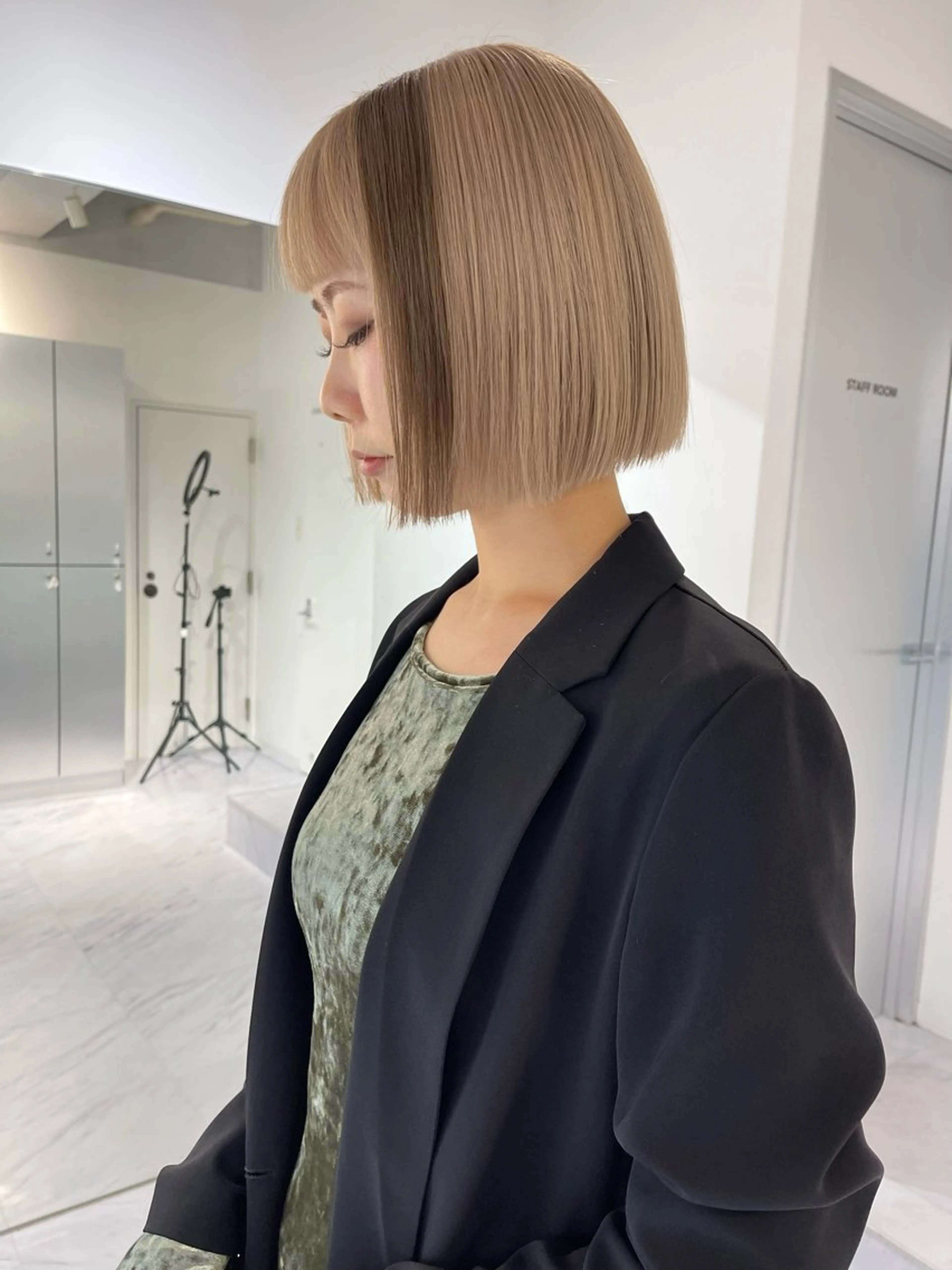 ショート カラー ベージュカラー ブリーチ ケアブリーチ デザインカラー ダブルカラー カット ヘアカラー トリートメント TATSUブリーチ/ ミルクティーベージュのヘアスタイル