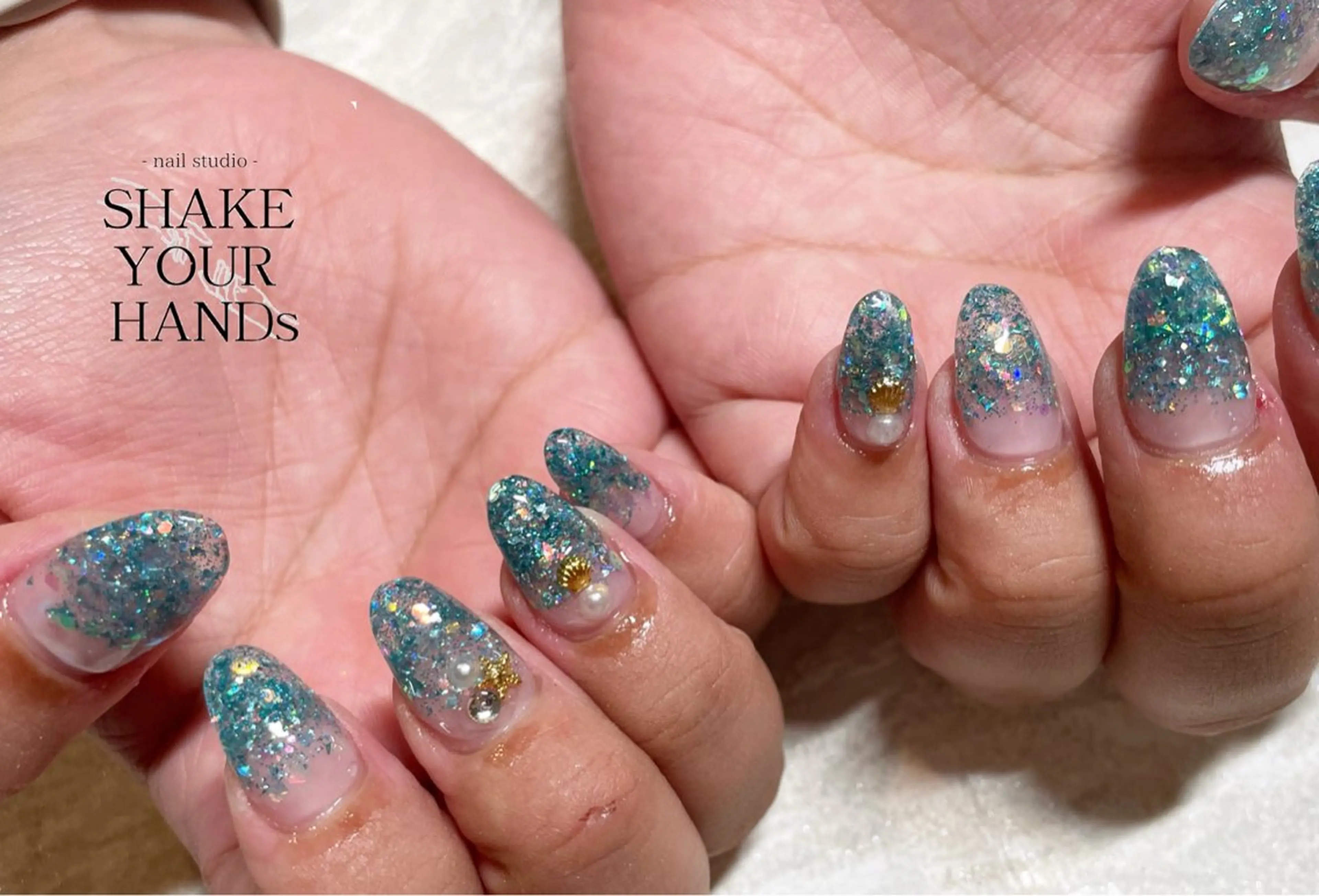 ネイル オーロラネイル ブルー ハンドネイル ネイルスタジオ シェイクユアハンズのネイルデザイン