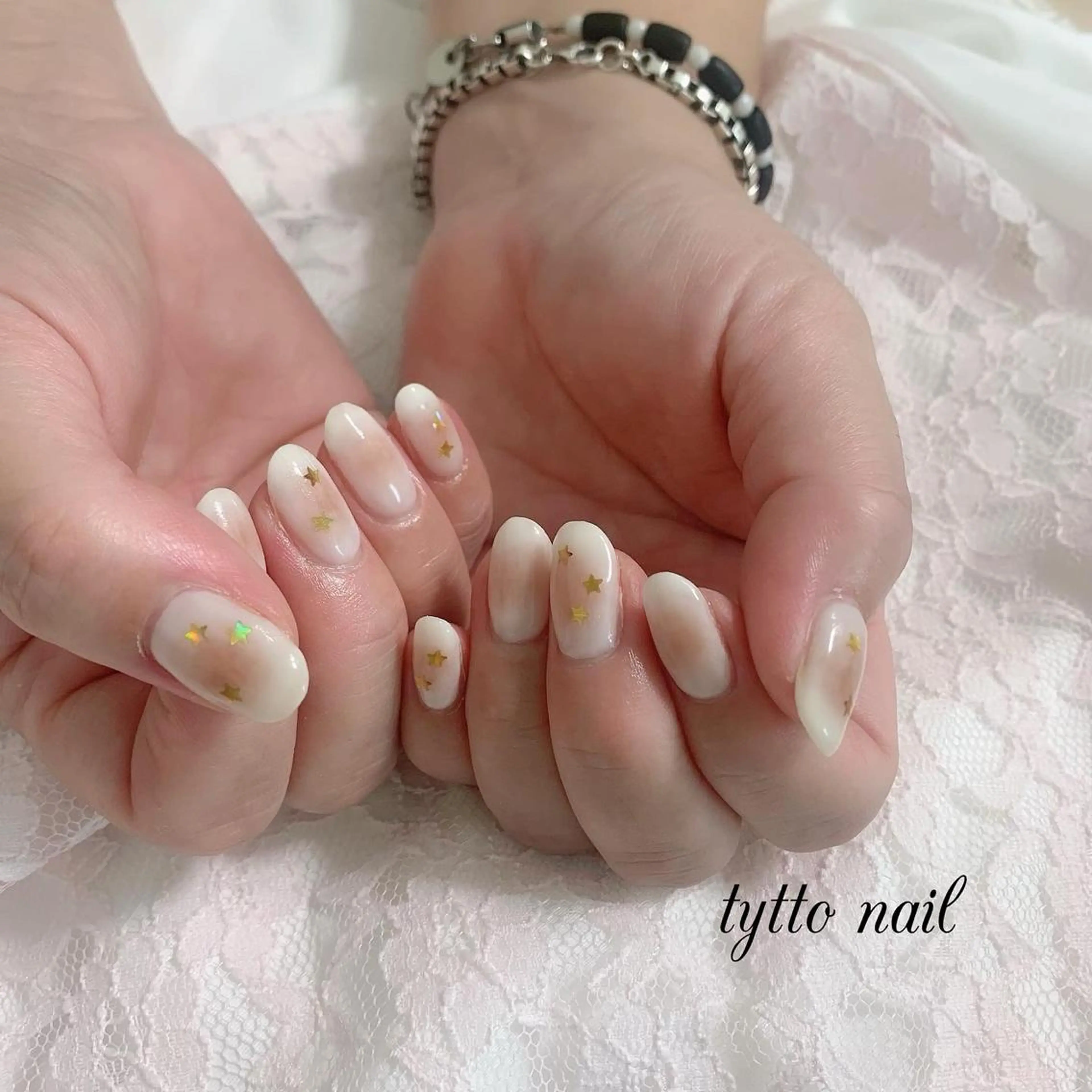 ネイル チークネイル ホログラムネイル 韓国ネイル シンプルネイル ホワイト ハンドネイル tytto nail ❤︎‪‪eri‪‪のネイルデザイン