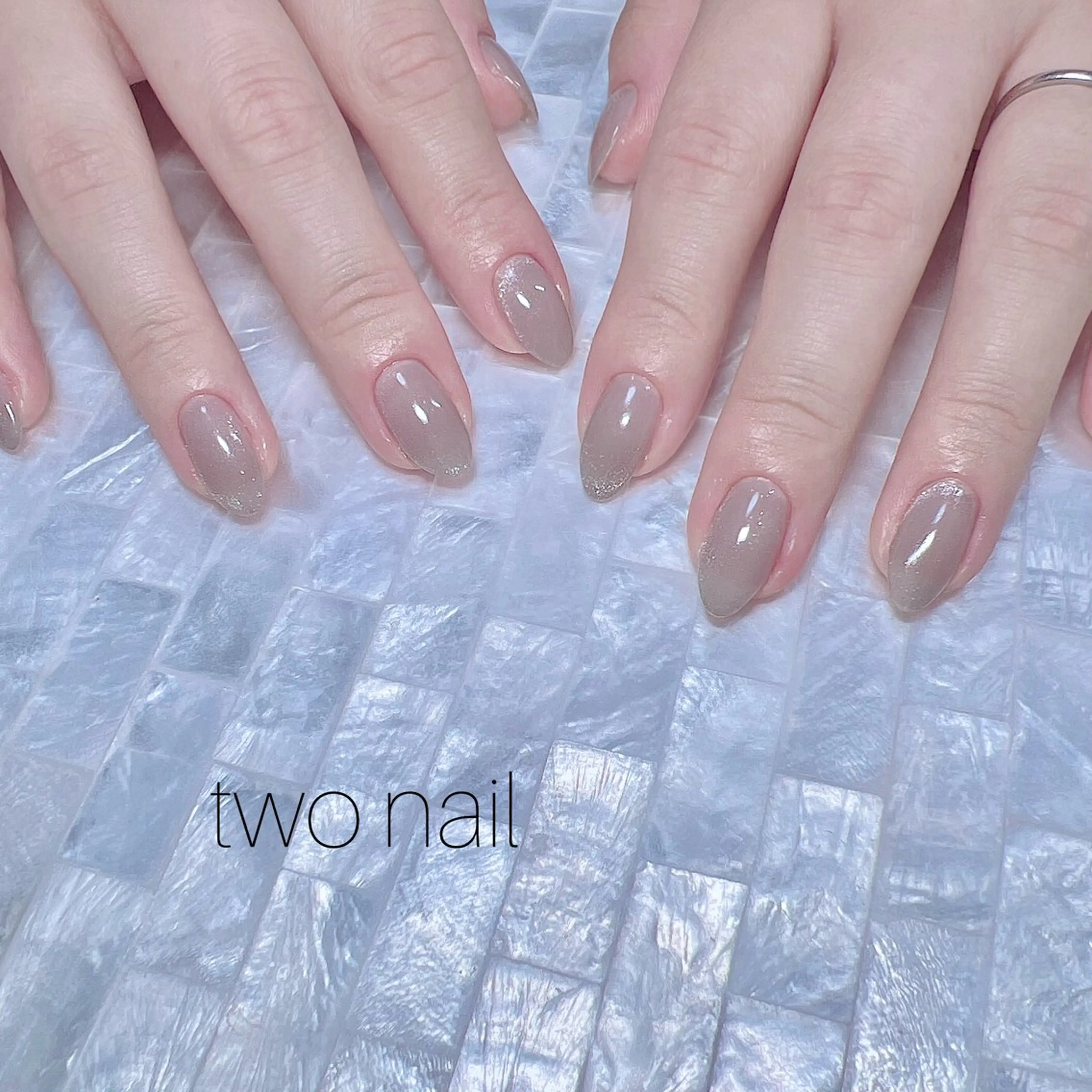 ネイル キラキラネイル マグネットネイル ネイルチップ ホワイト ハンドネイル two nailのネイルデザイン