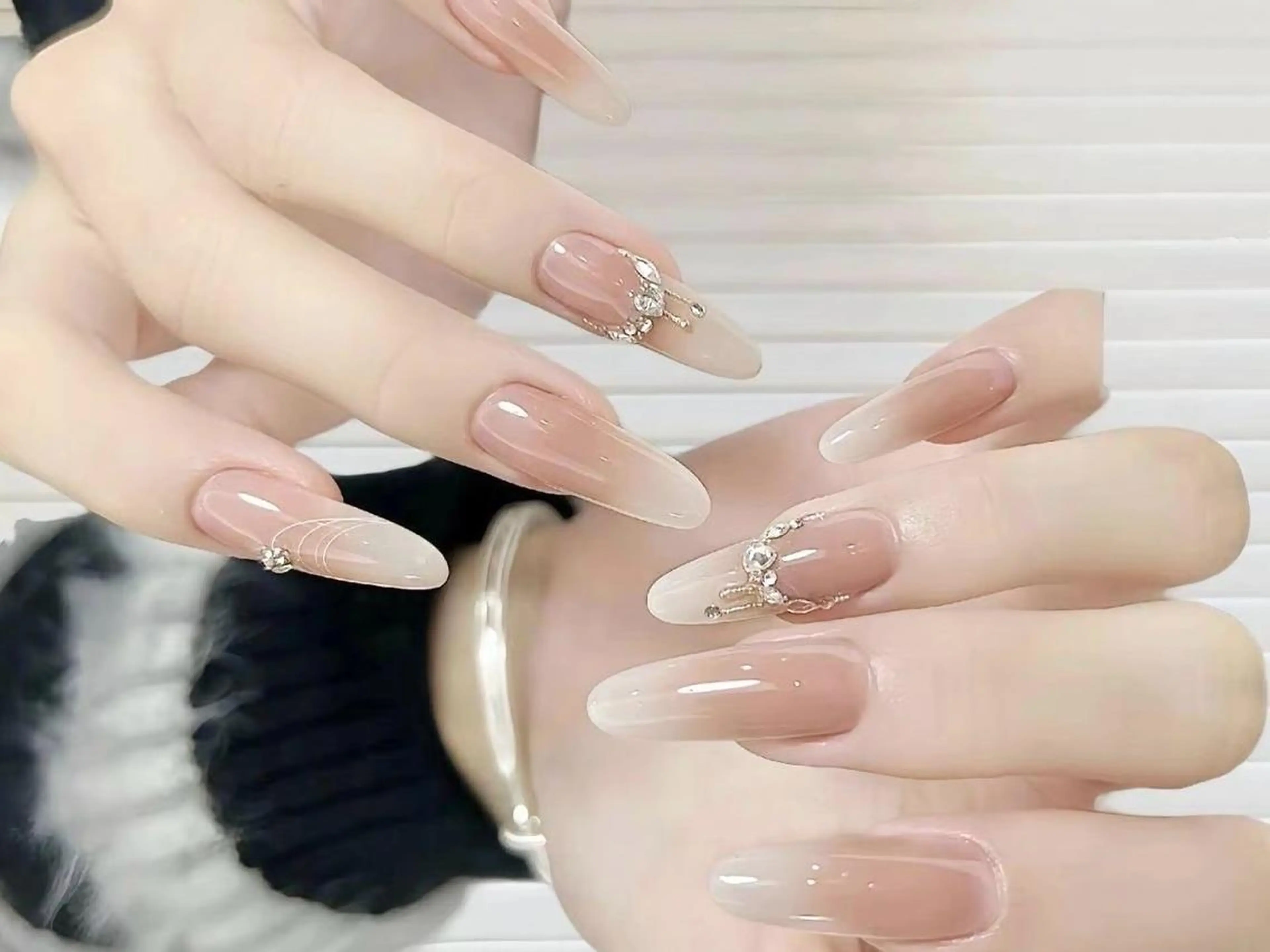 ネイル オーロラネイル チークネイル 長さ出し フットネイル フレンチネイル ハンドネイル ハンドケア Zz nail salonのネイルデザイン