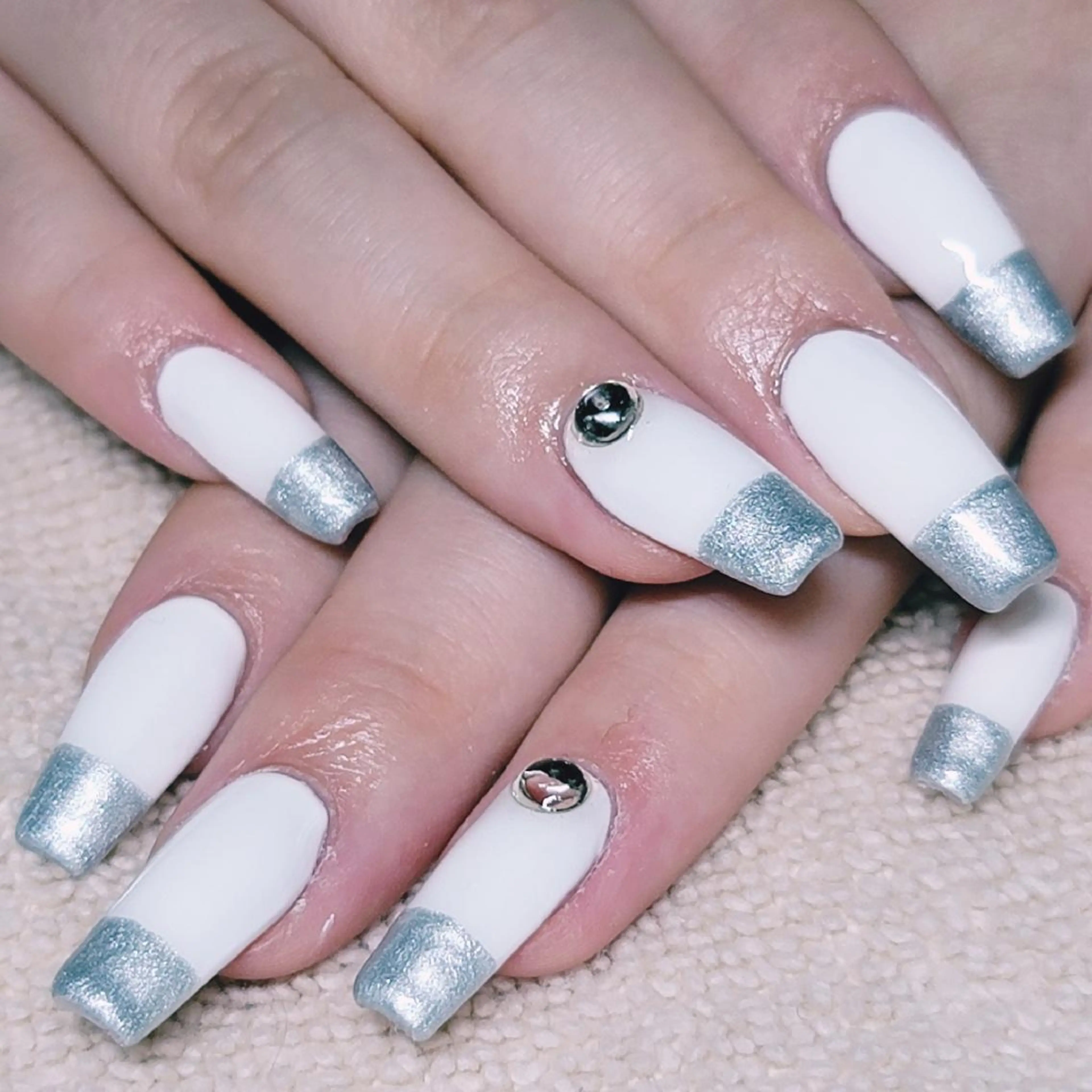 ネイル フレンチネイル ワンカラーネイル シルバー ストーンネイル ホワイト ハンドネイル よしだ ひろきのネイルデザイン