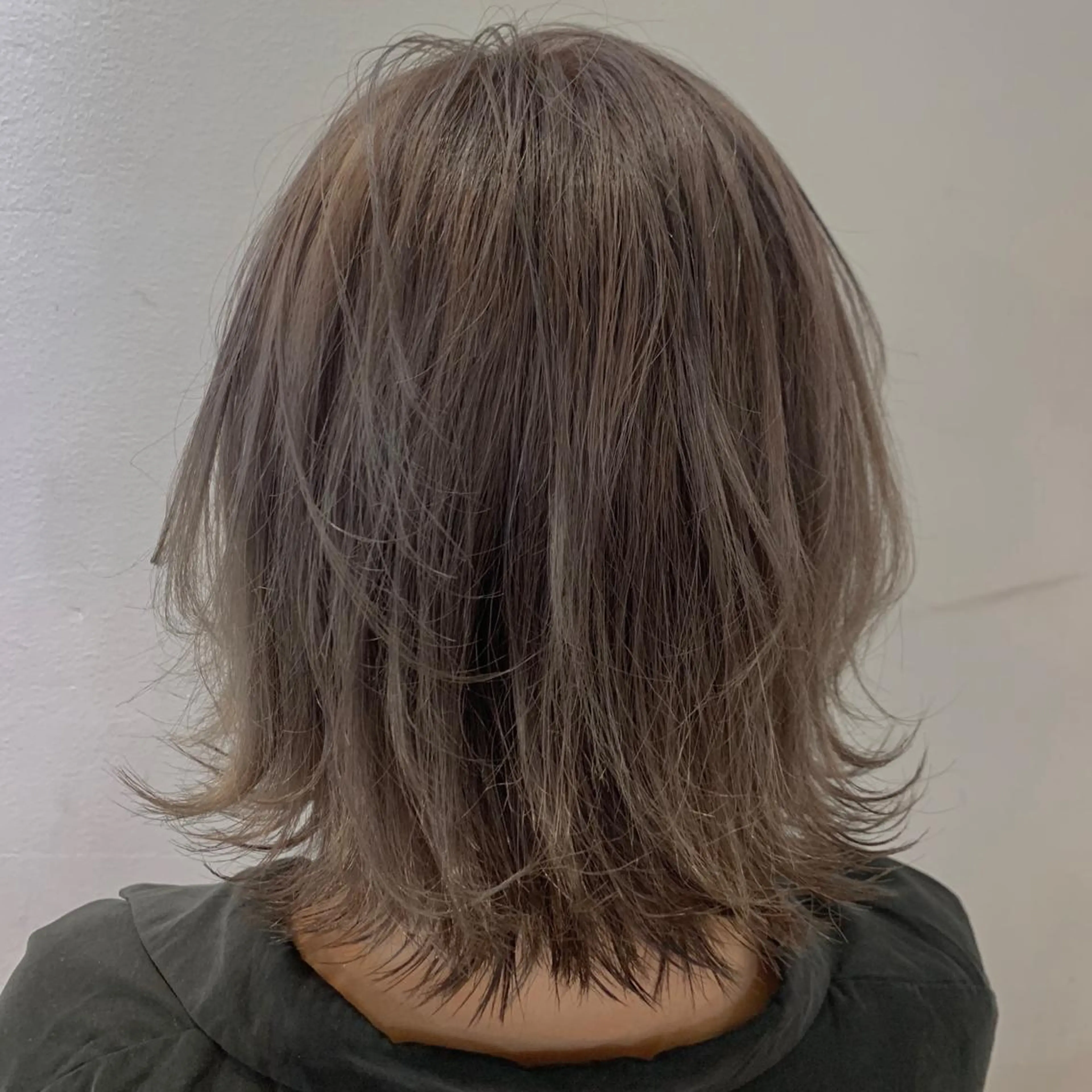 ミディアム カラー ブリーチ グレージュ ハイトーンカラー 渋谷ブリーチカラー 韓国ヘアyuikoのヘアスタイル
