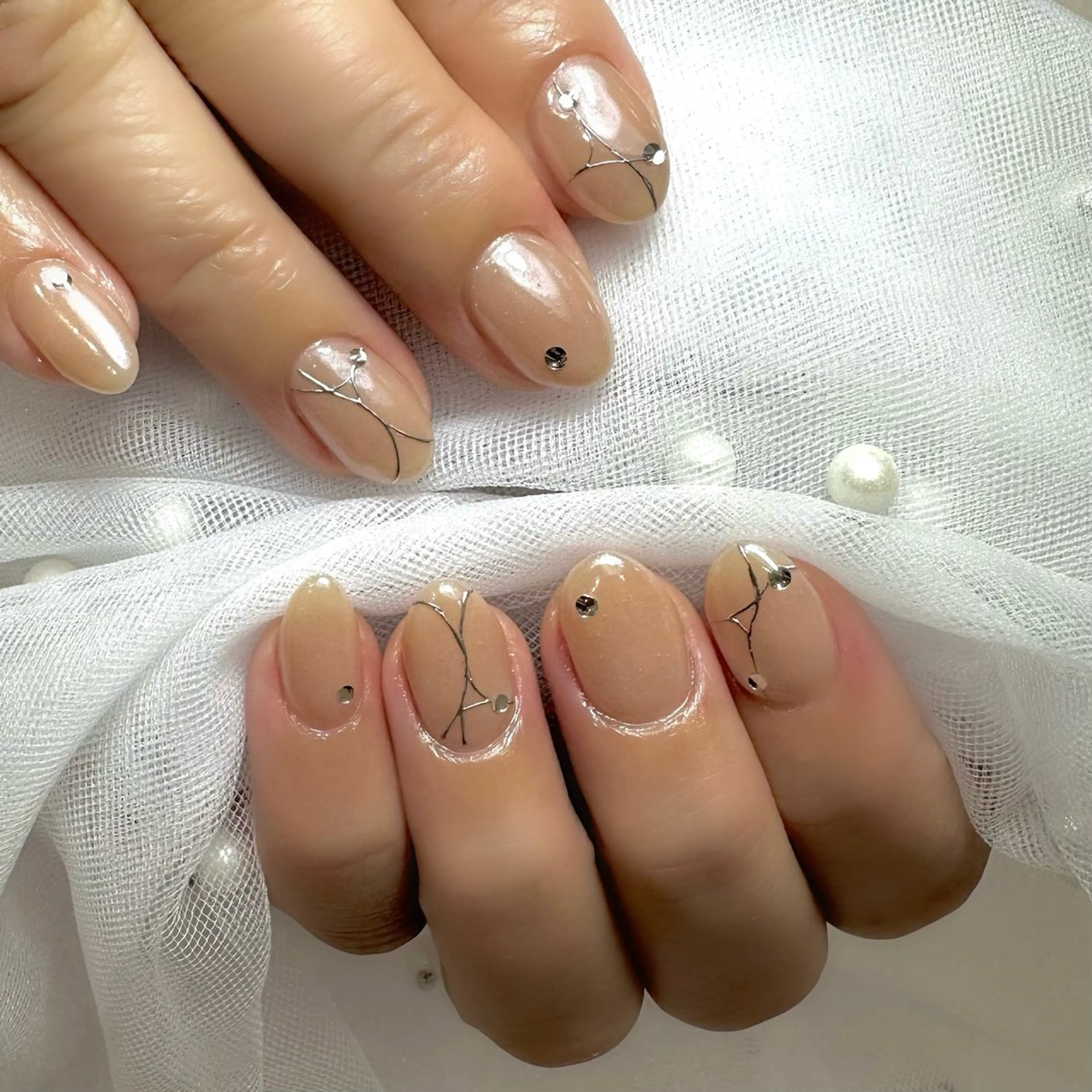 ネイル アートネイル オーロラネイル 氷ネイル・うるうるネイル ホワイト ハンドネイル 🫧Zina船橋北口 mai🫧のネイルデザイン