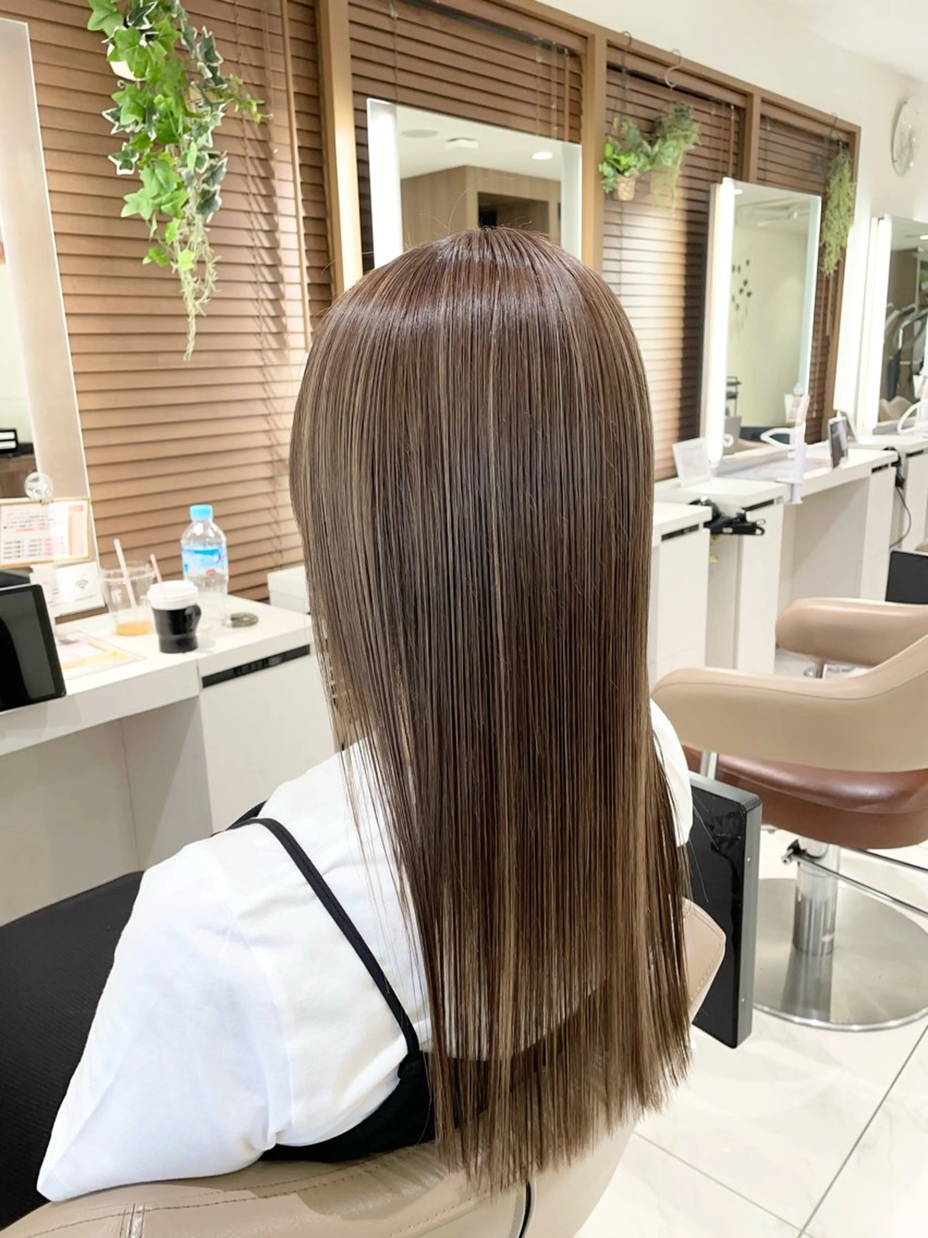 🌵 平日限定 🌵カット✂︎-10歳髪質改善白髪ぼかしハイライトカラー💕の写真