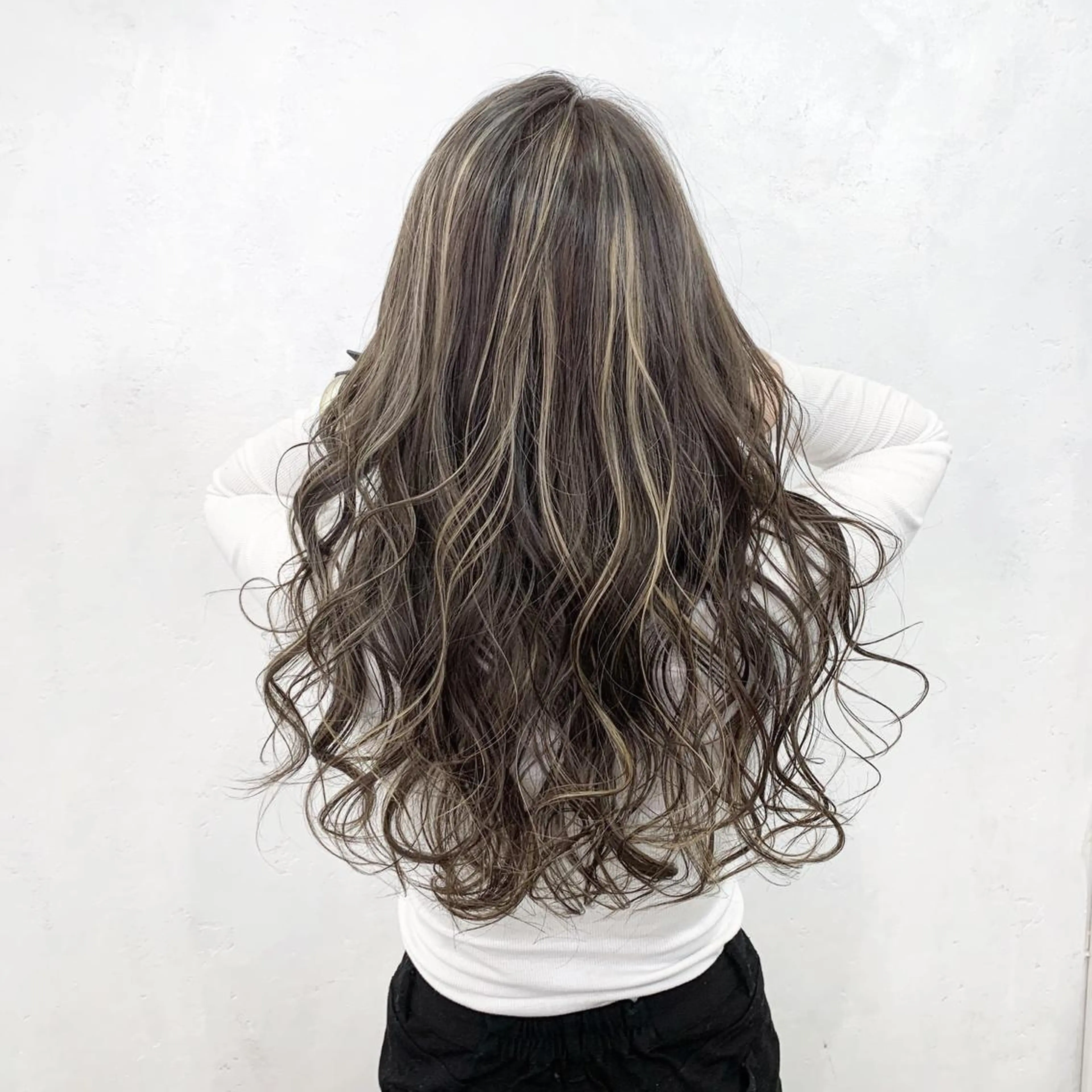 ロング カラー ヘアアレンジ マツエク・マツパ グレージュ ハイライトカラー ハイライト ヘアカラー TATSUYA アートディレクターのヘアスタイル