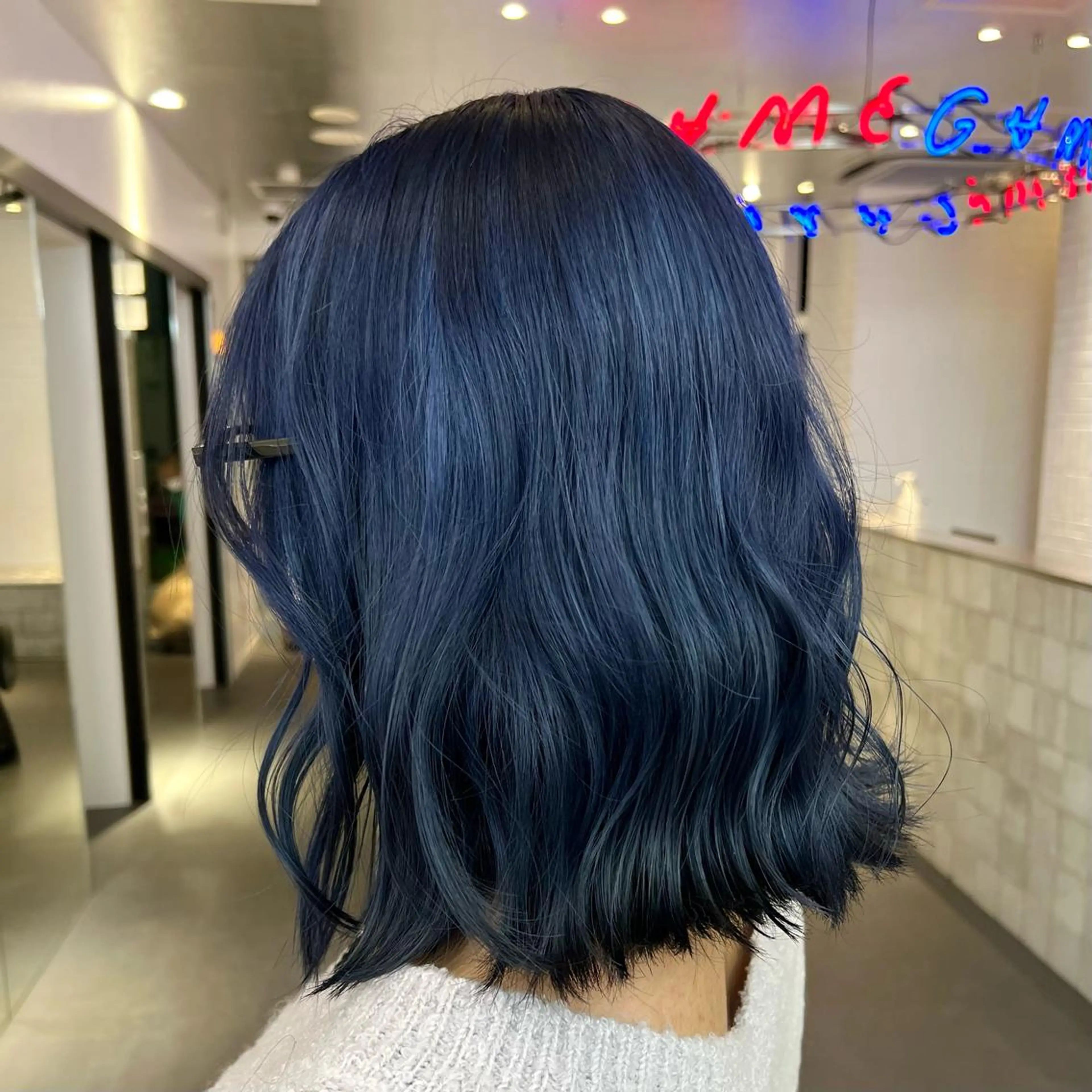 セミロング カラー ヘアアレンジ 🌼動き×透明感🩵 ハイトーン/ナナのヘアスタイル