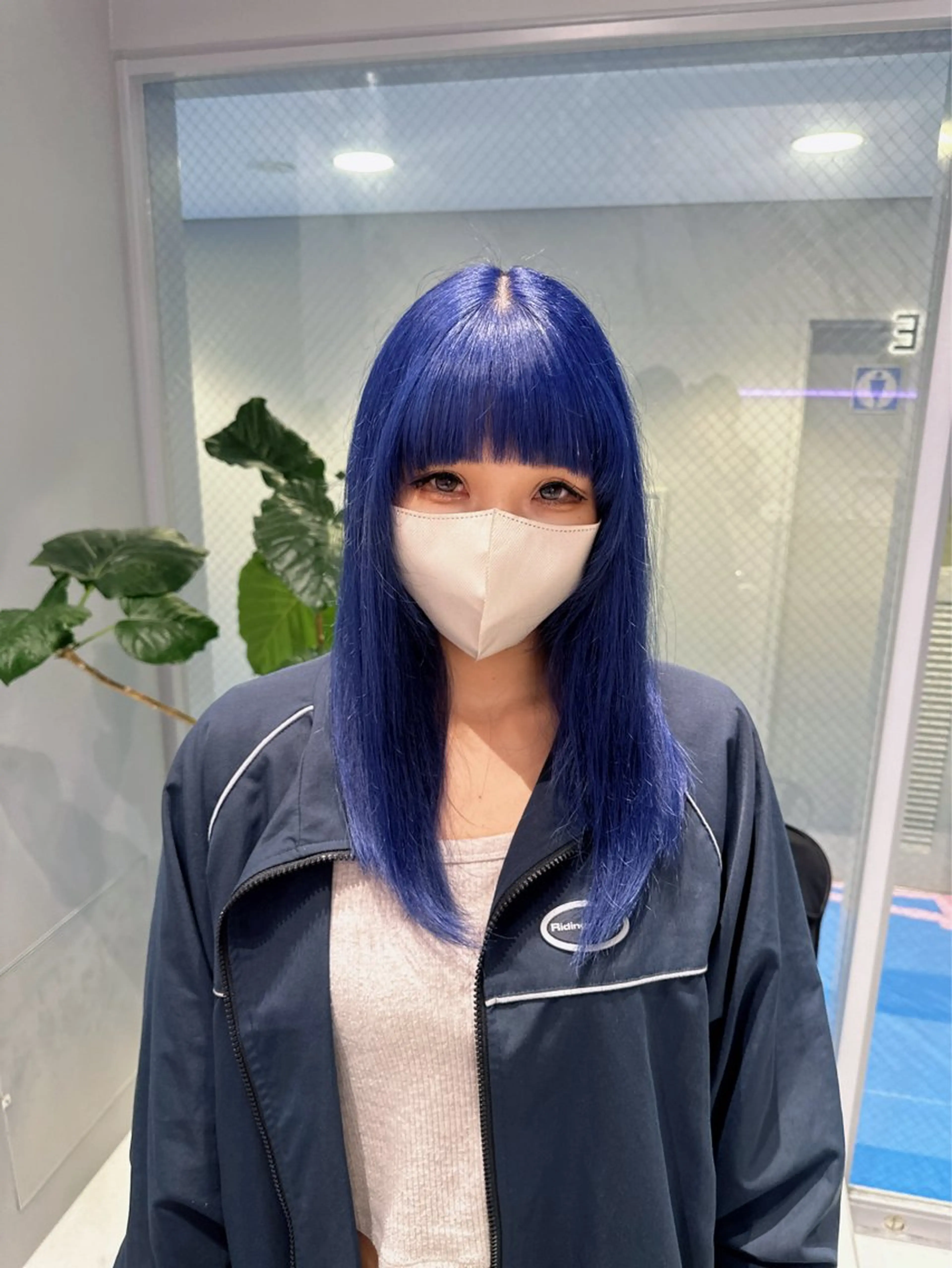 セミロング カラー ネイビーカラー 菜々🫧新宿 透明感ケアブリーチのヘアスタイル