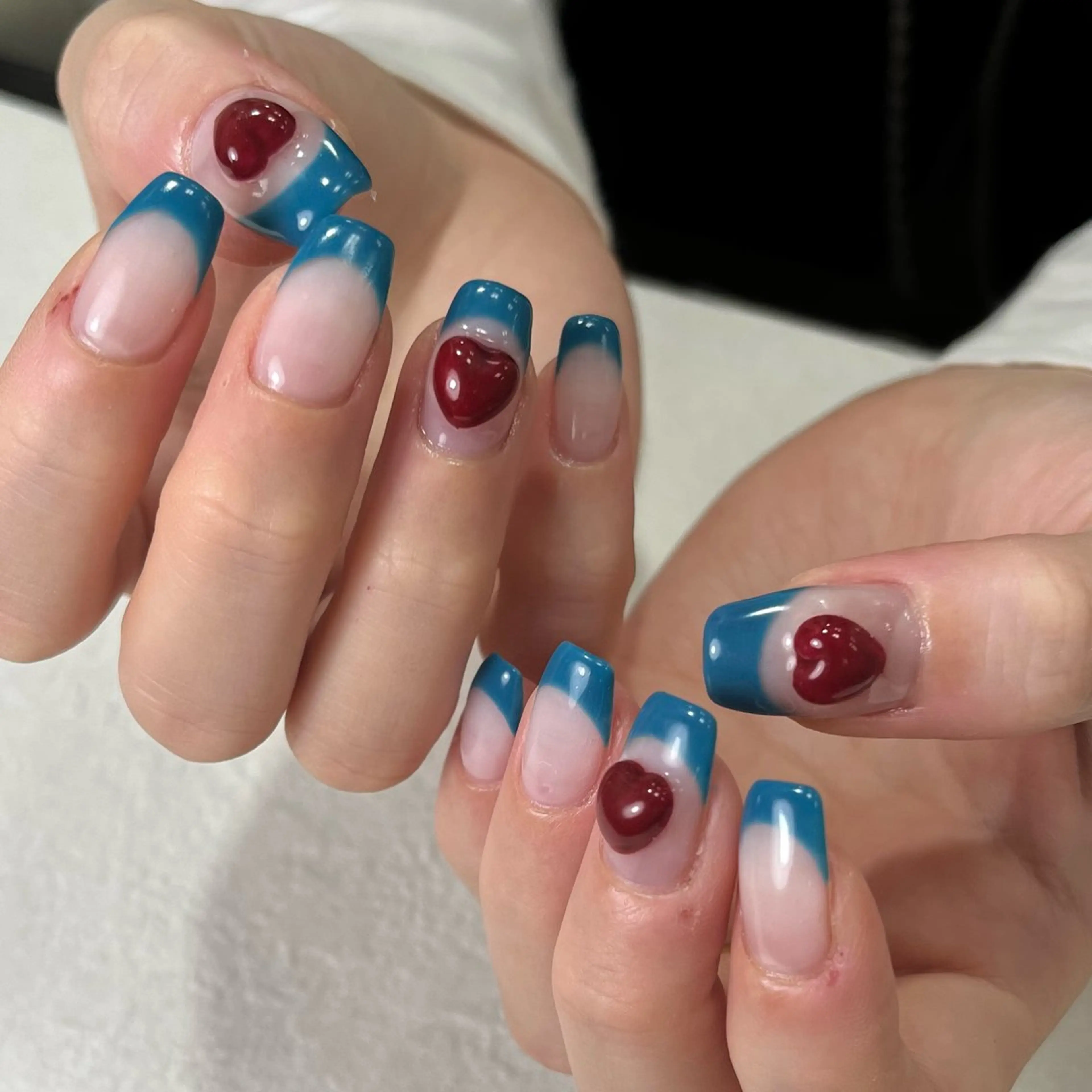 ネイル ブルー フレンチネイル ハート スクエアネイル ハンドネイル para ☀︎ sol by BECK所属・Para Sol nail　Maoのネイルデザイン