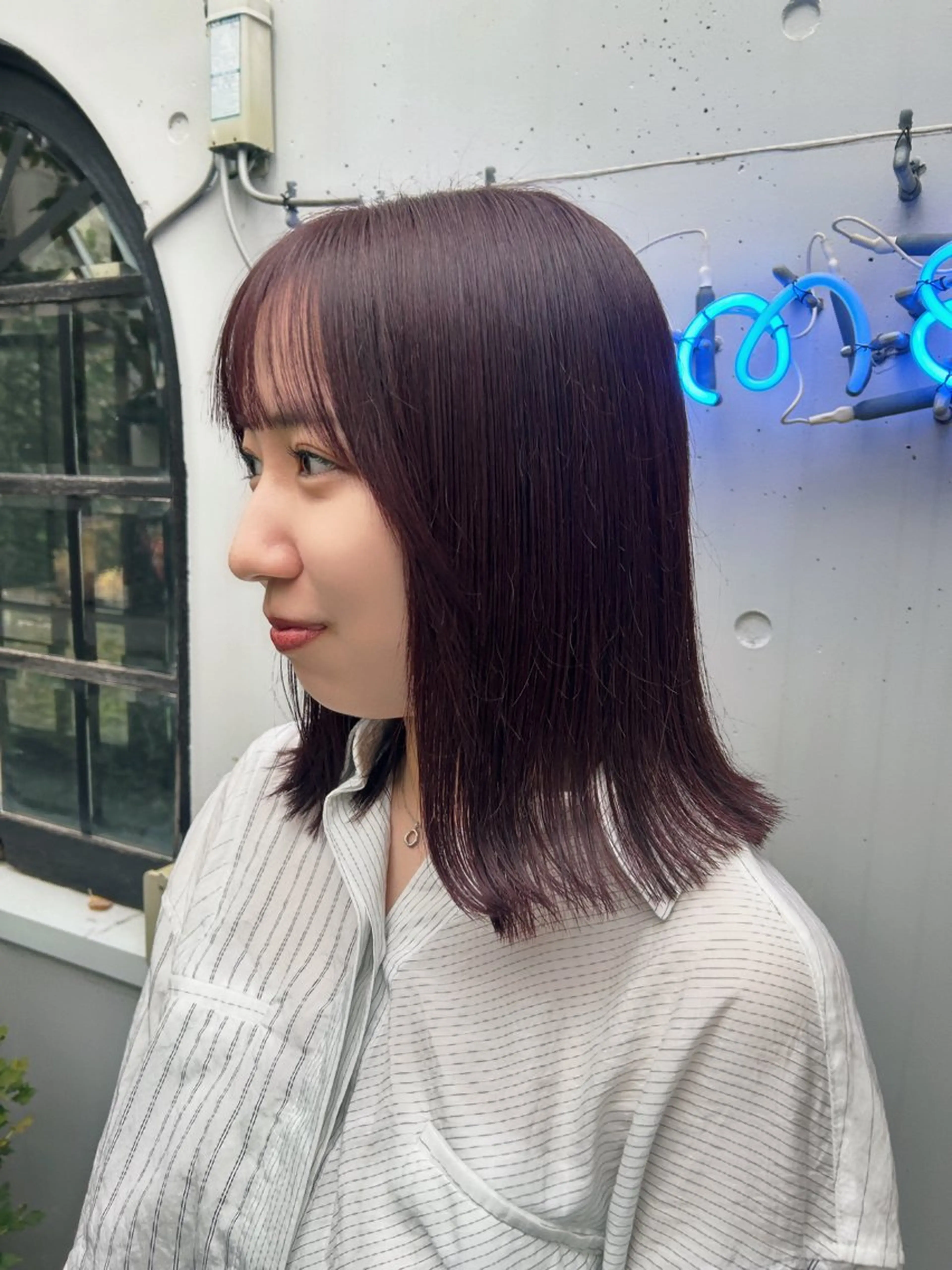 ミディアム カラー ボルドーカラー 顔まわりレイヤー レイヤーカット カトウ ユウカのヘアスタイル