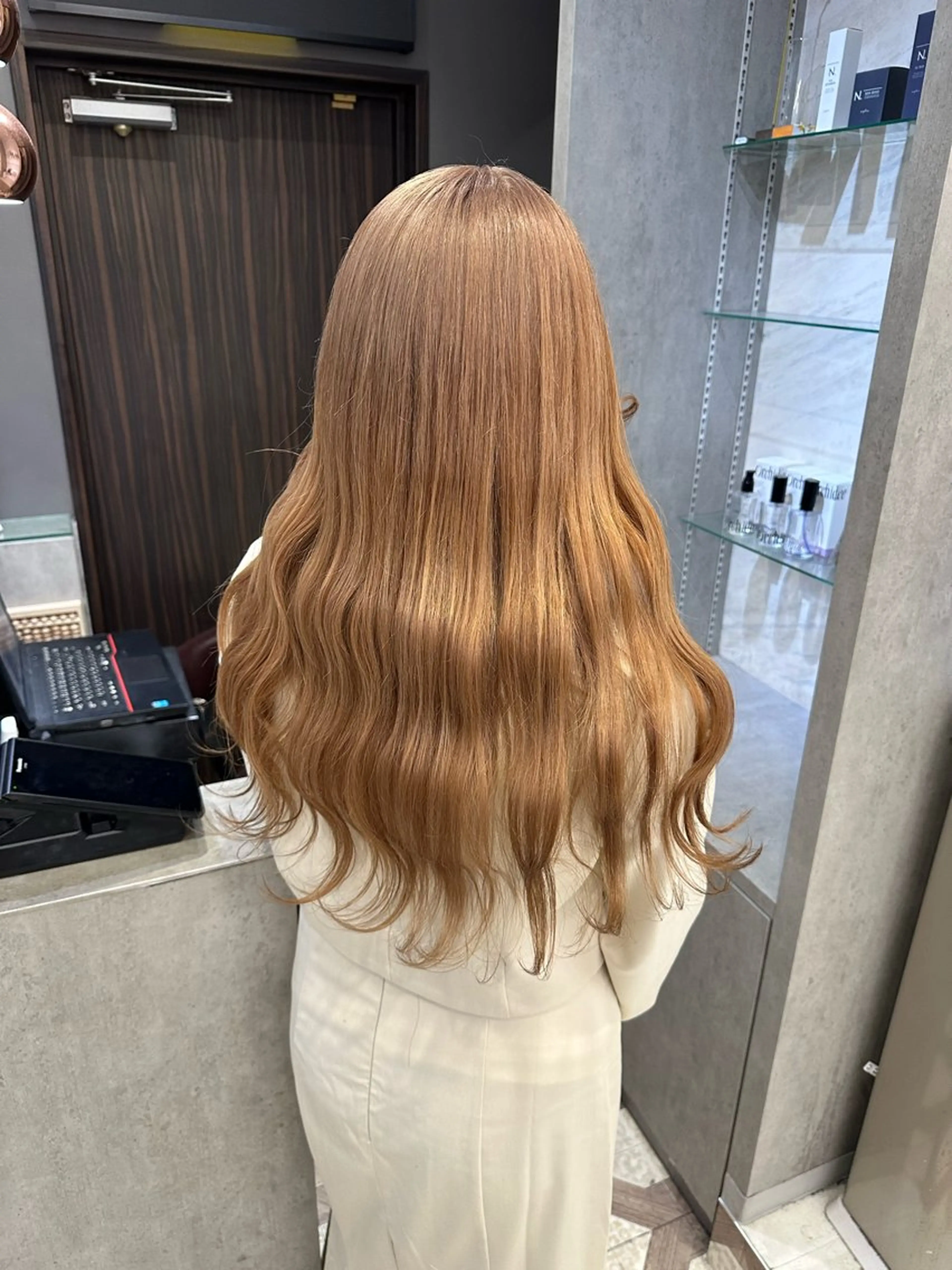 ロング カラー ベージュカラー カシス ハイトーンカラー ミルクティーベージュ ロング ヘアカラー トリートメント AYAKASA 暖色カラー/レイヤーのヘアスタイル